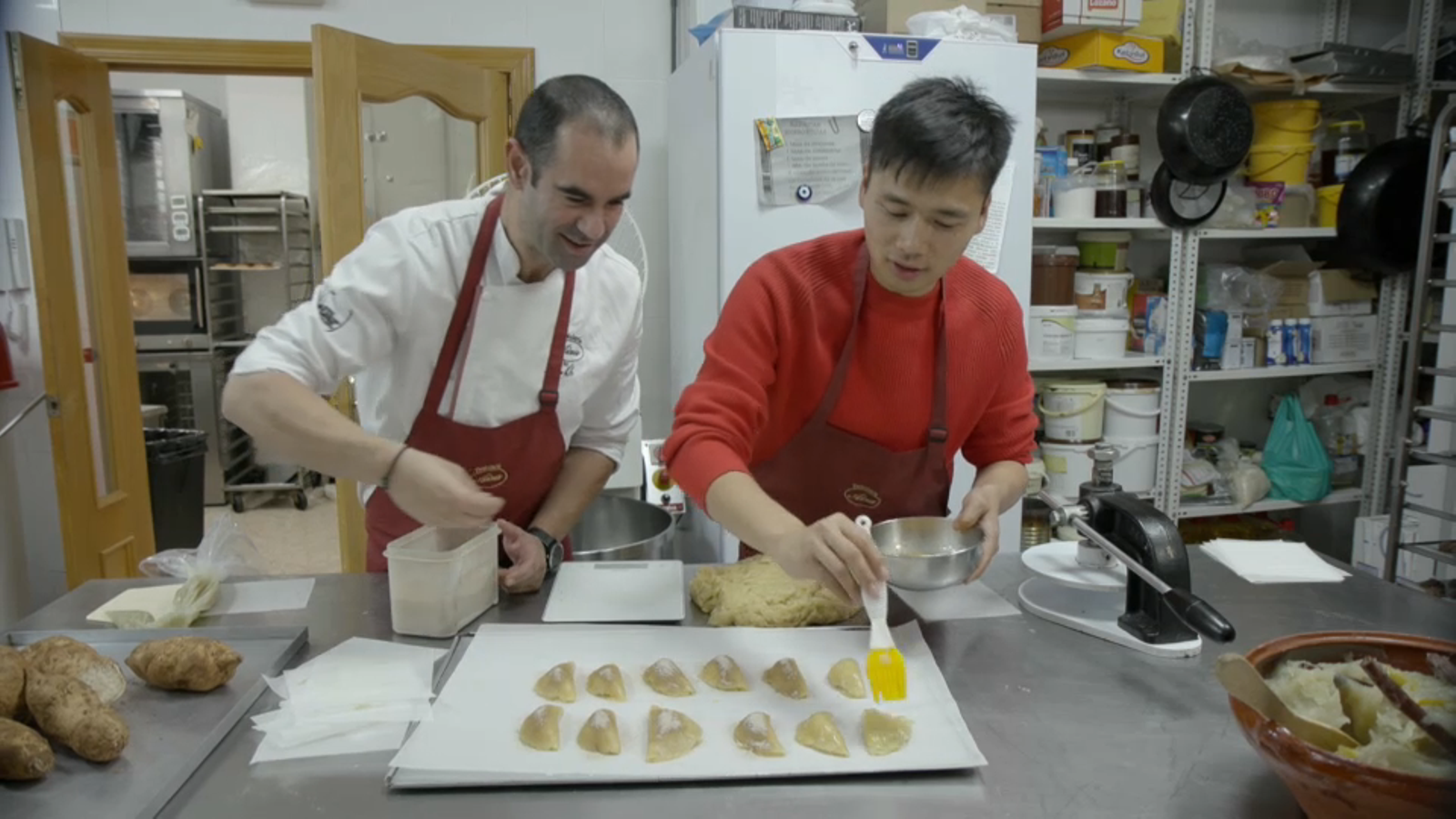 Hu Zhuao fa pastissets de moniato amb el forner Eliseo Valls