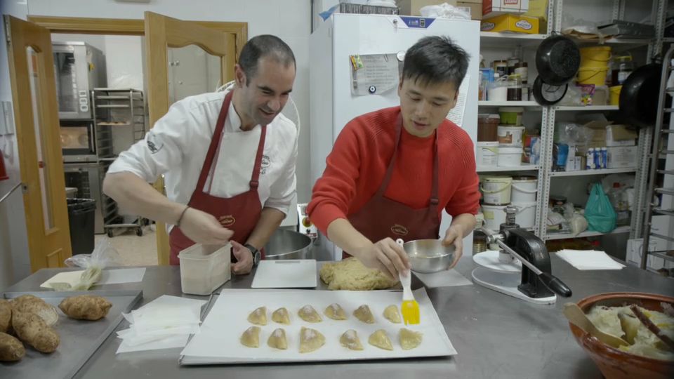 Hu Zhuao fa pastissets de moniato amb el forner Eliseo Valls Hu Zhuao fa pastissets de moniato amb el forner Eliseo Valls