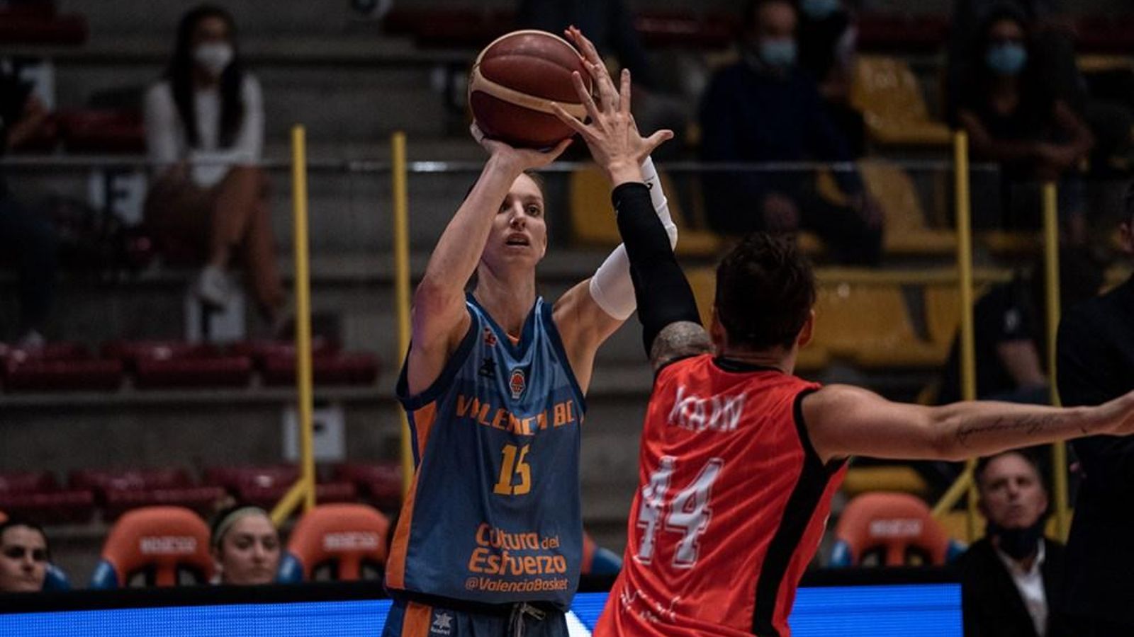 Llançament de la jugadora del València Basket, Laura Gil, al duel contra el Bourges