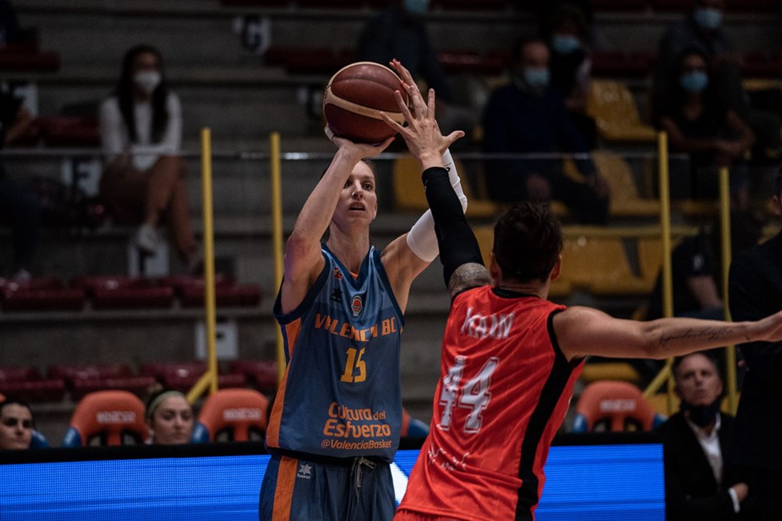 Llançament de la jugadora del València Basket, Laura Gil, al duel contra el Bourges