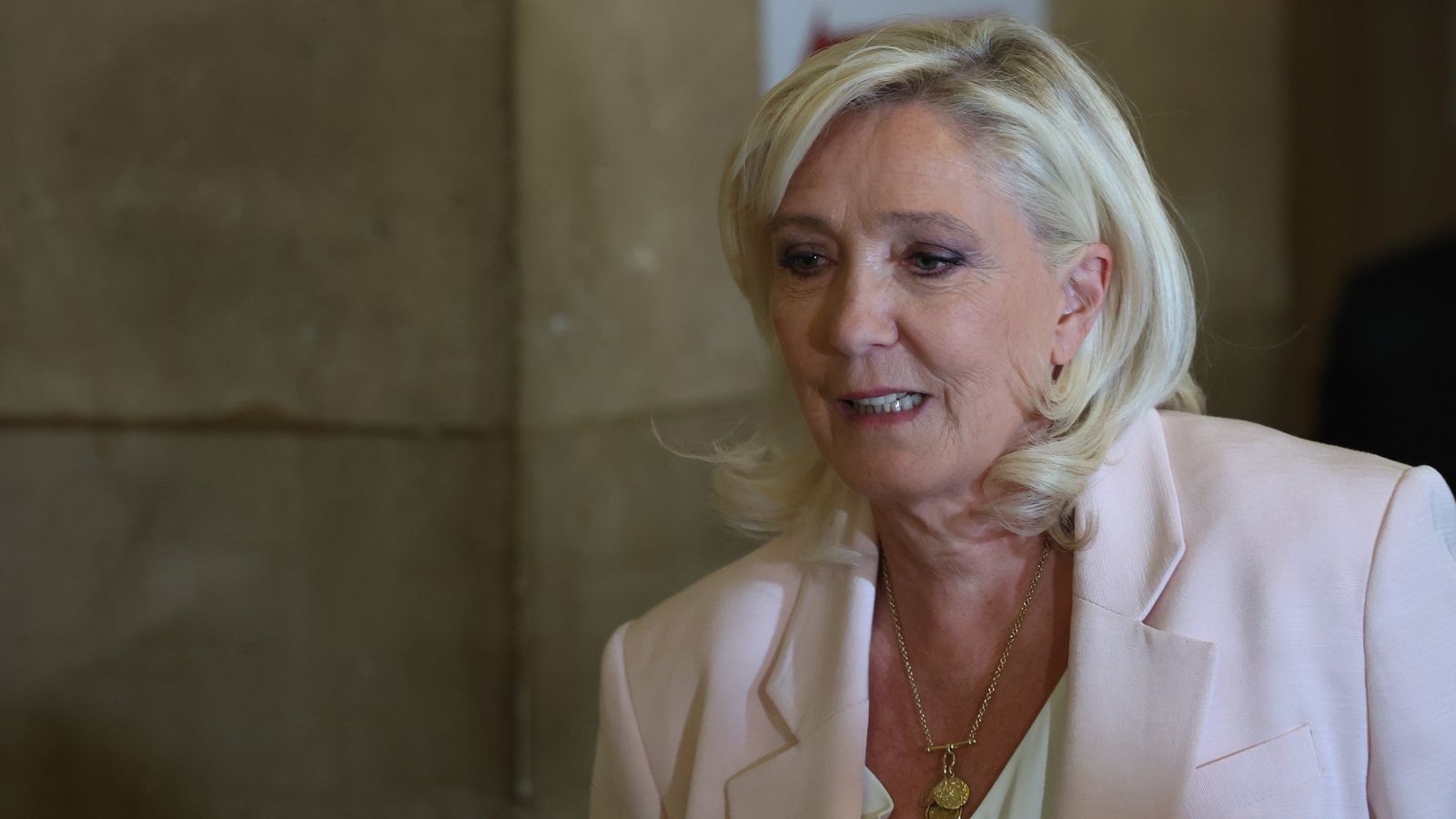 La líder de l'Agrupació Nacional, Marine Le Pen, arriba al Tribunal d'Apel·lació de París abans de conéixer la sentència sobre el recurs pel cas de malversació de fons del Parlament Europeu, este dimarts