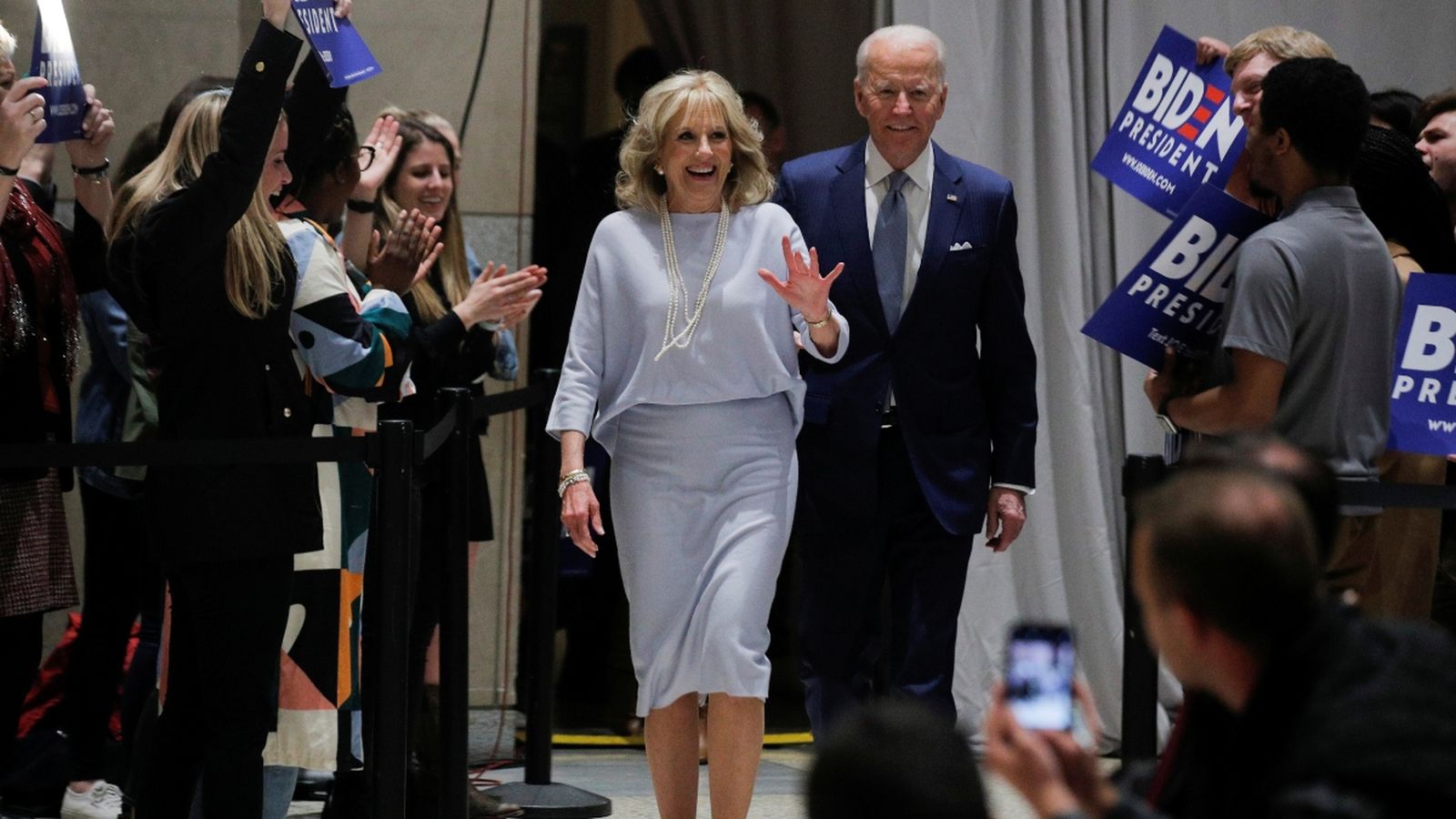 Joe Biden arriba amb la seua esposa al Centre Nacional de la Constitució a Filadèlfia, Pennsilvània (EUA)