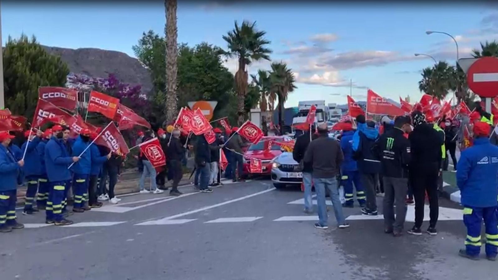 Piquets informatius del sector del metall en l'accés a un polígon d'Alacant