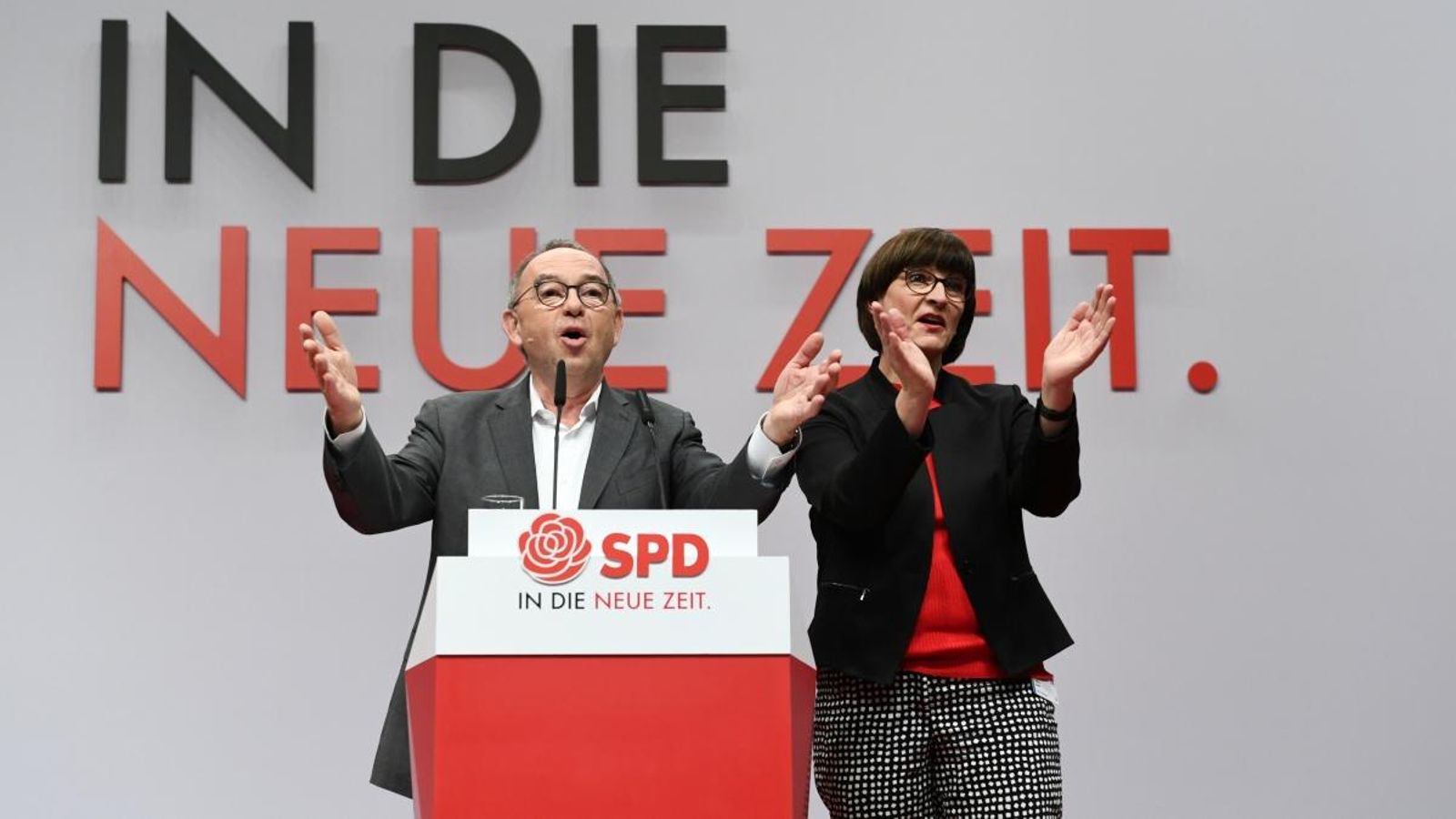 Els líders de l'SPD, Norbert Walter-Borjans i Saskia Esken, durant el discurs de tancament del congrés del partit a Berlín