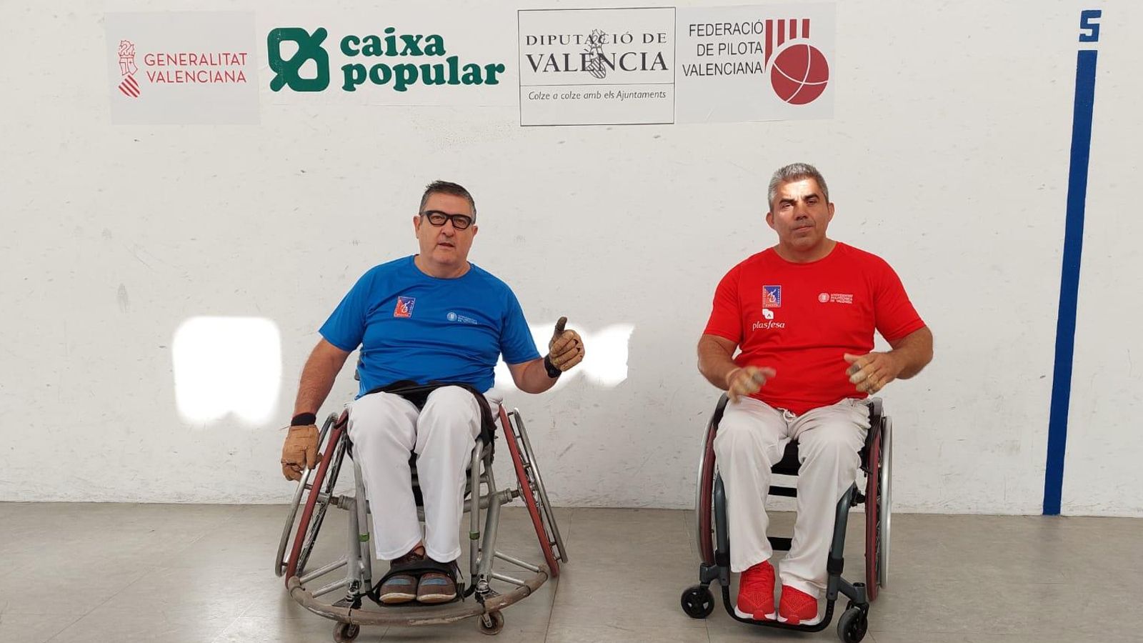 Toni, de blau, relleva com a campió Julio, de roig