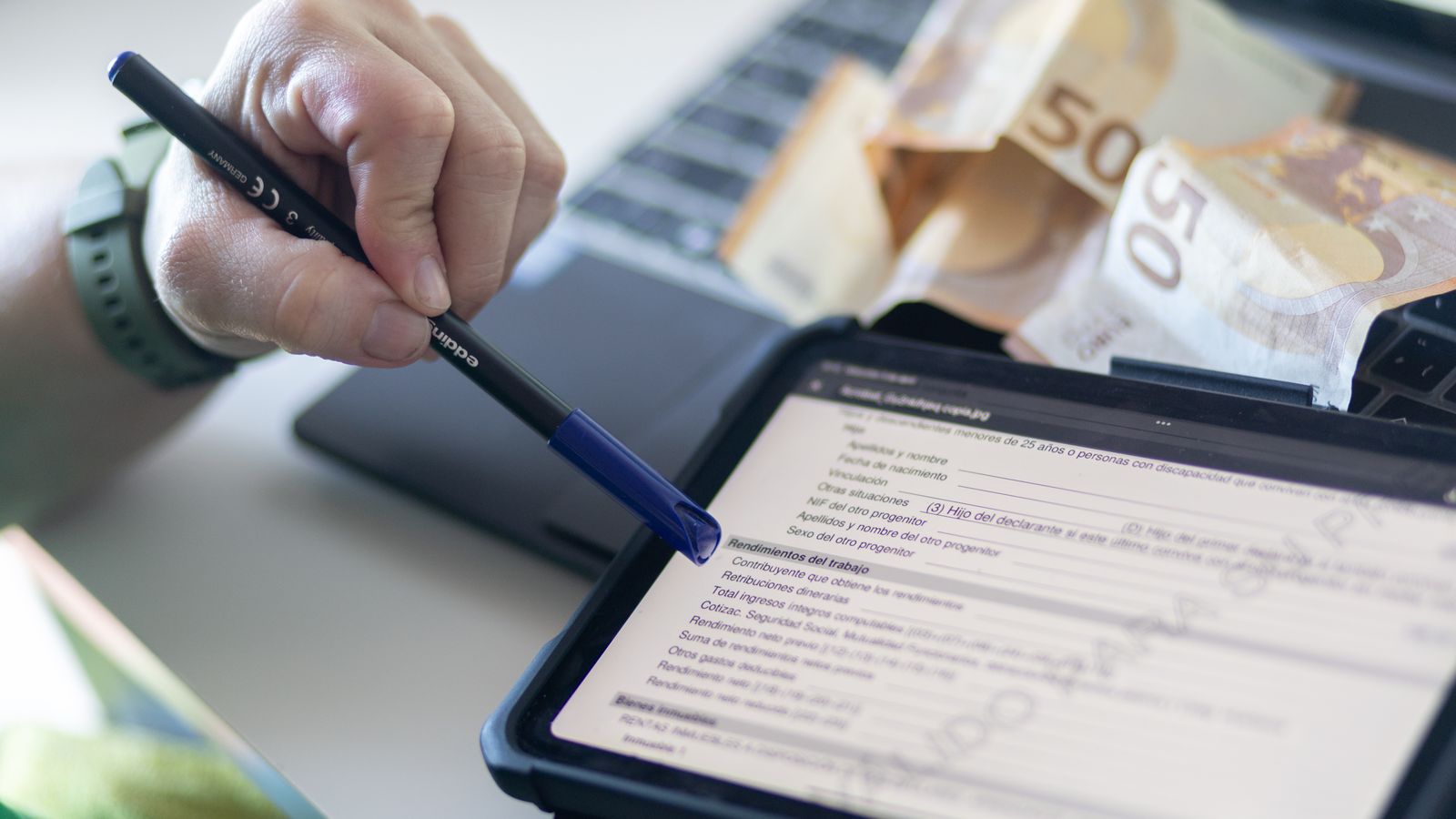Imatge d’arxiu de la declaració de la renda en una tauleta