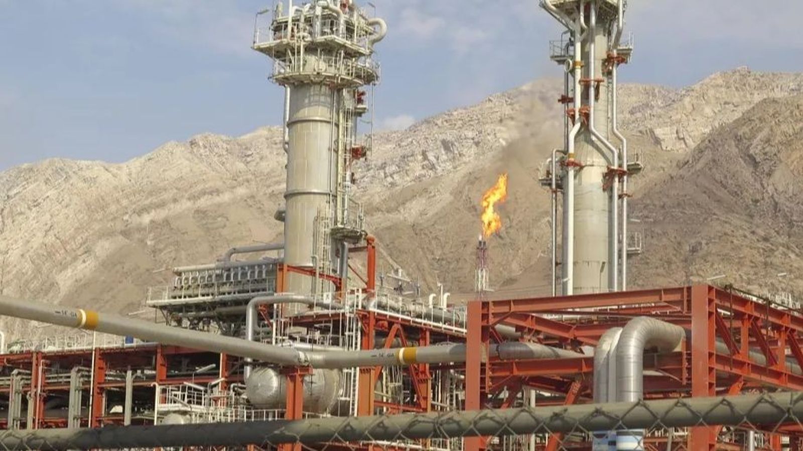 Refineries de gas natural del jaciment de Pars Sud, a la Zona Econòmica Especial d’Energia de Pars, al sud de l’Iran