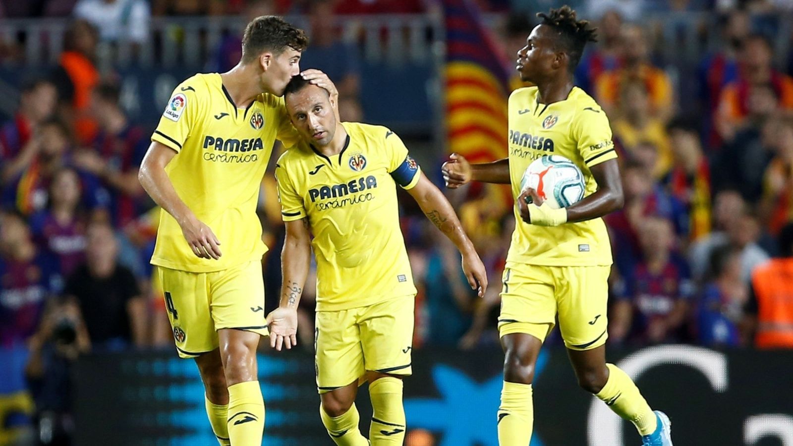 Cazorla rep la felicitació pel gol