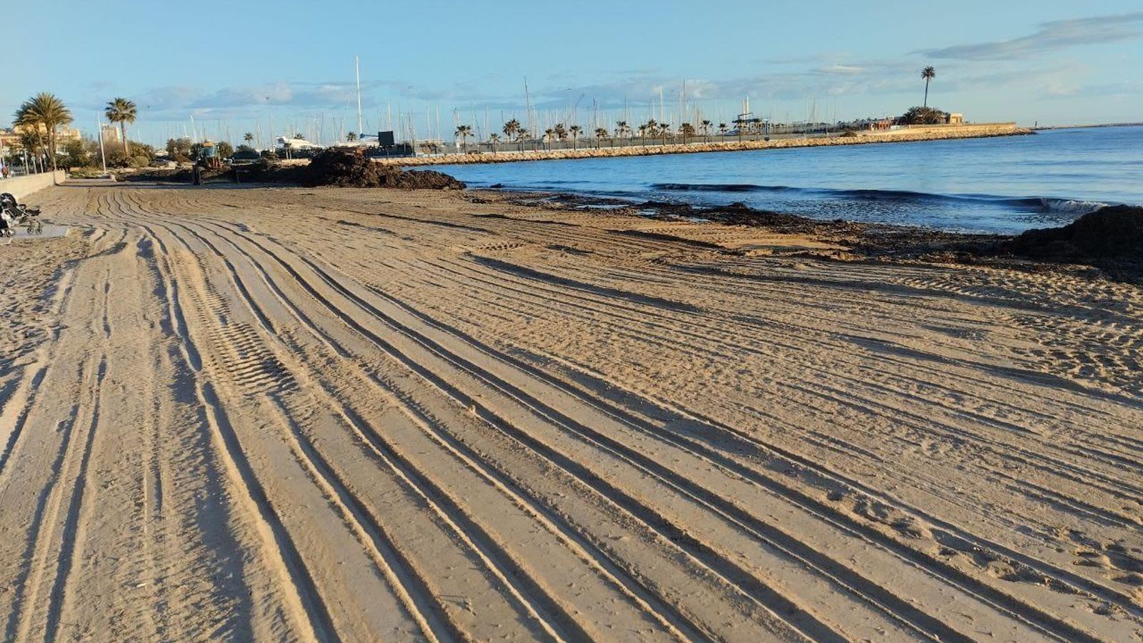 Treballs de neteja de les platges de Dénia