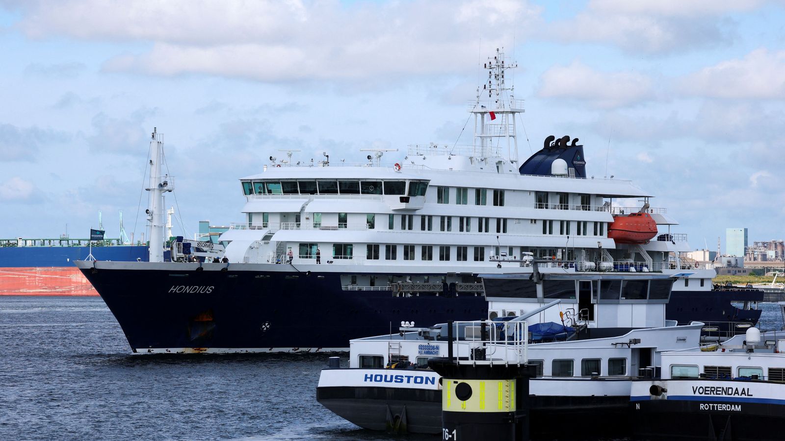El creuer MV Hondius arriba al port de Rotterdam