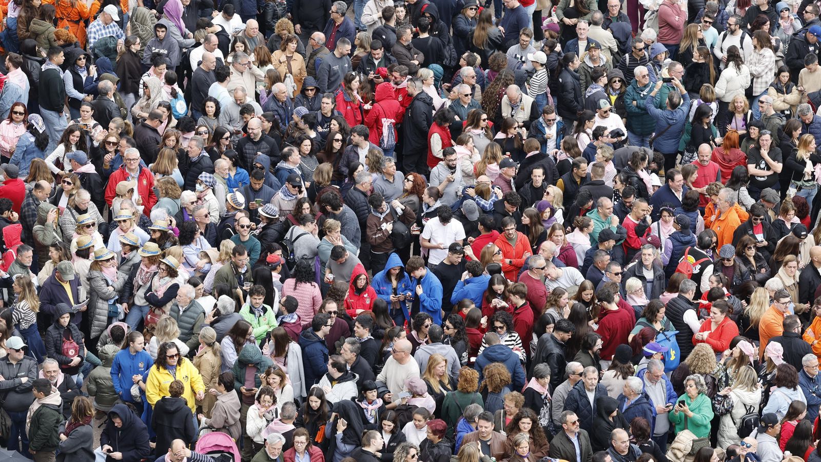 Multitud congregada en la mascletà d'este diumenge, 8 de març, a la plaça de l'Ajuntament de València