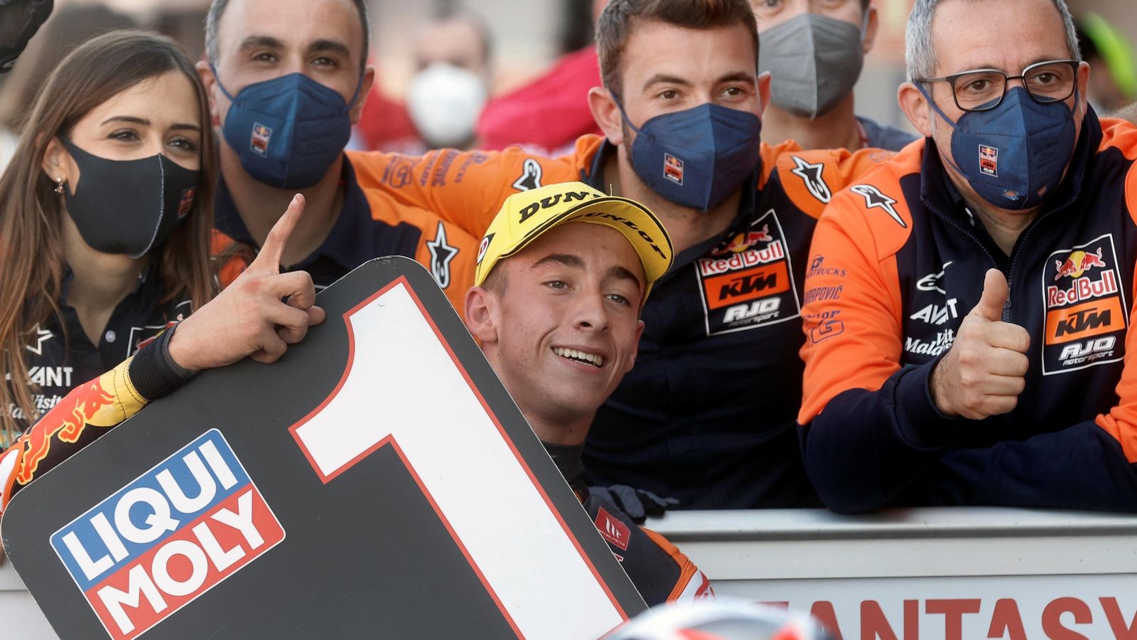 Pedro Acosta celebra la pole amb el seu equip