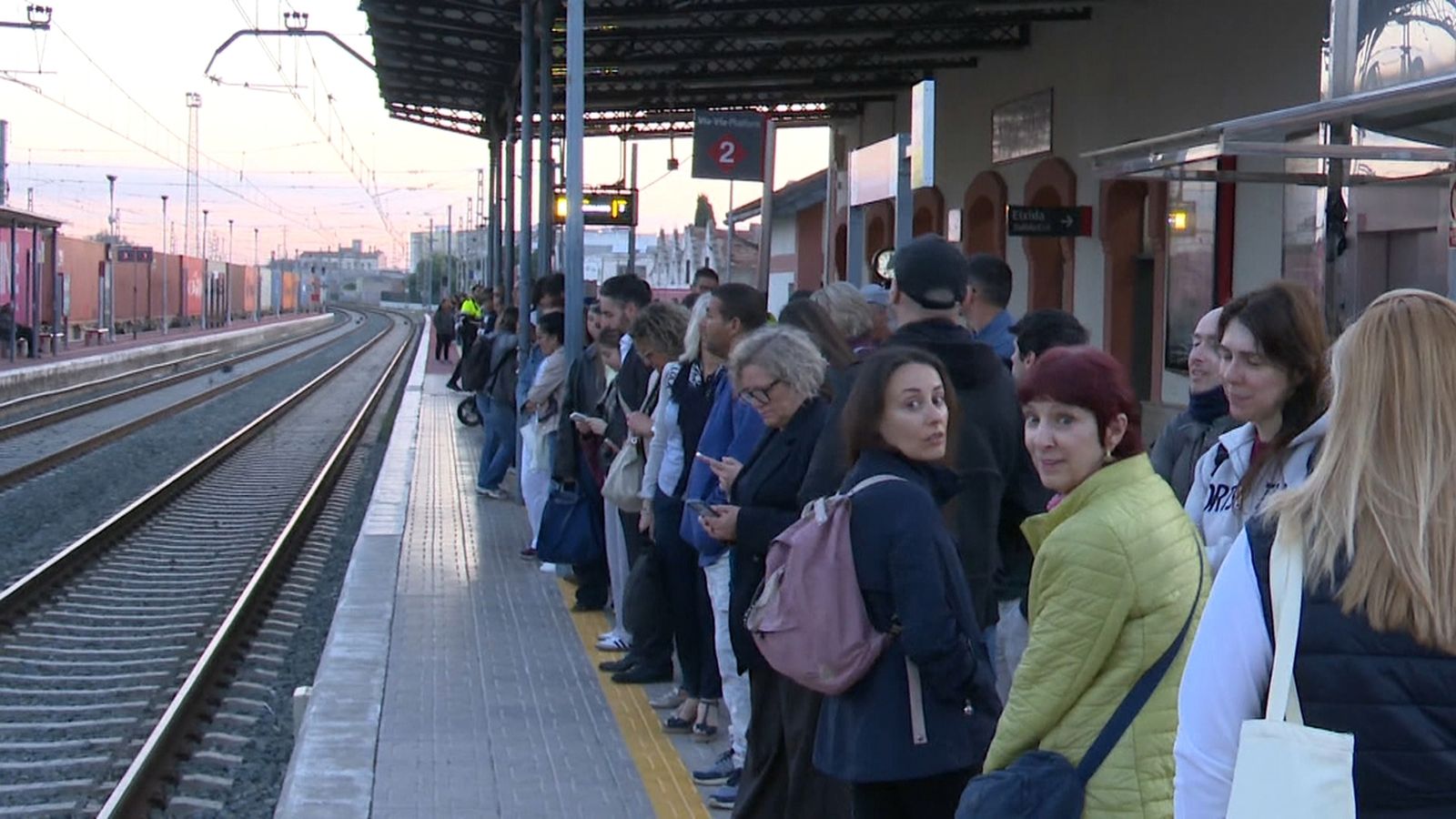 L'estació de tren d'Algemesí, de gom a gom este dimecres de matí