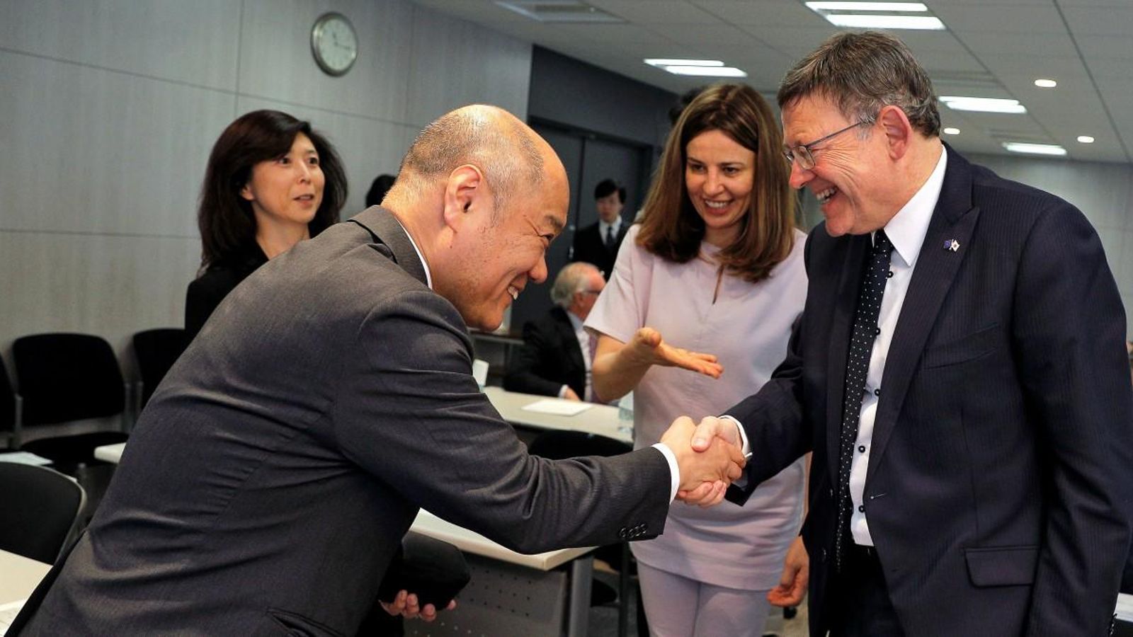 Puig saluda al vicepresident de l'Organització Japonesa de Comerç Exterior, Yasukazu Irino, a Tòquio.