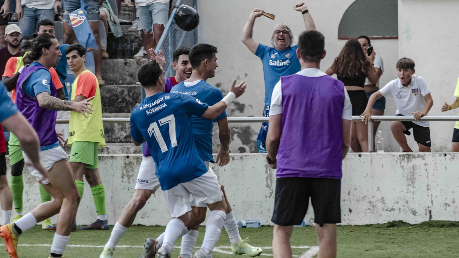 Els jugadors del borriana celebren un gol