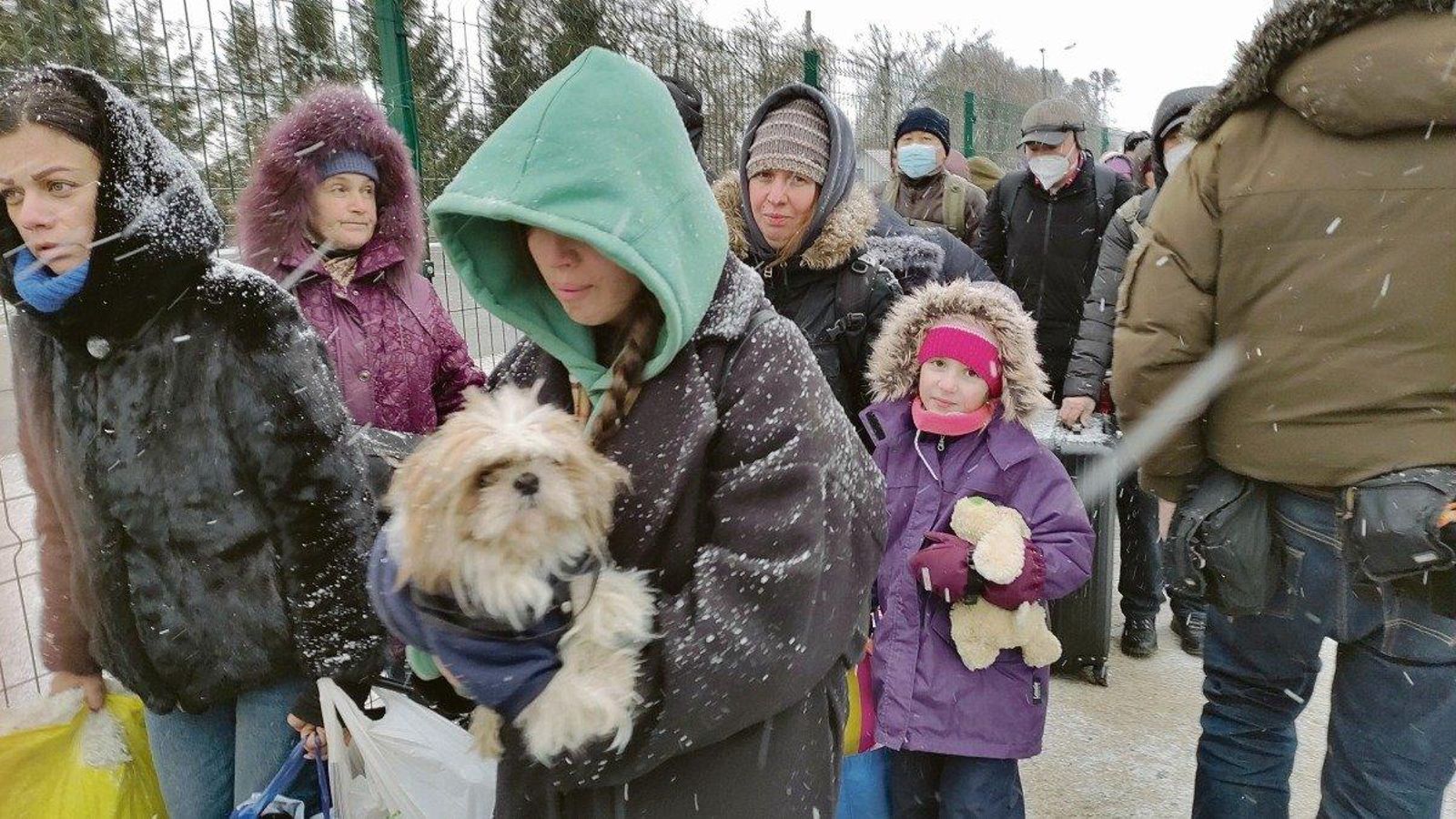 Famílies de refugiats ucraïnesos s'amunteguen a la frontera amb Romania fugint de l'ofensiva militar russa