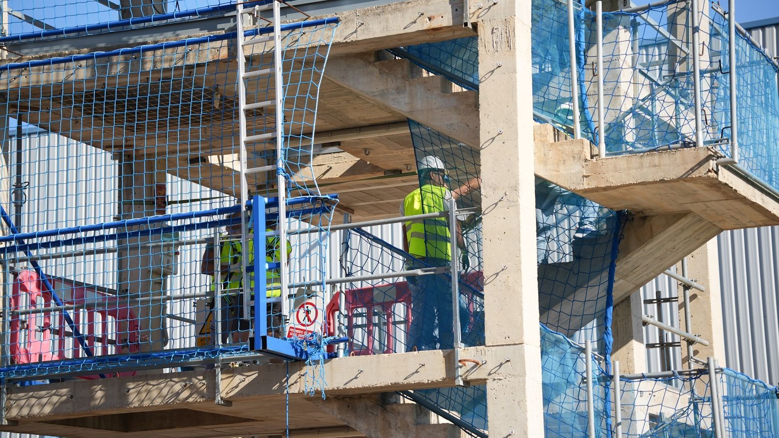Operaris de construcció en una finca en obres