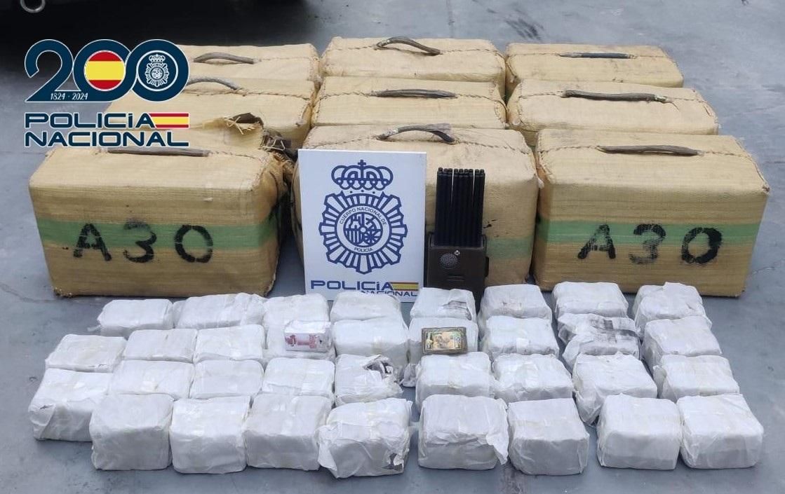 La Policia Nacional deté a Alginet dos homes amb 377 quilos d'haixix La Policia Nacional deté a Alginet a dos homes amb 377 quilos d'haixix.