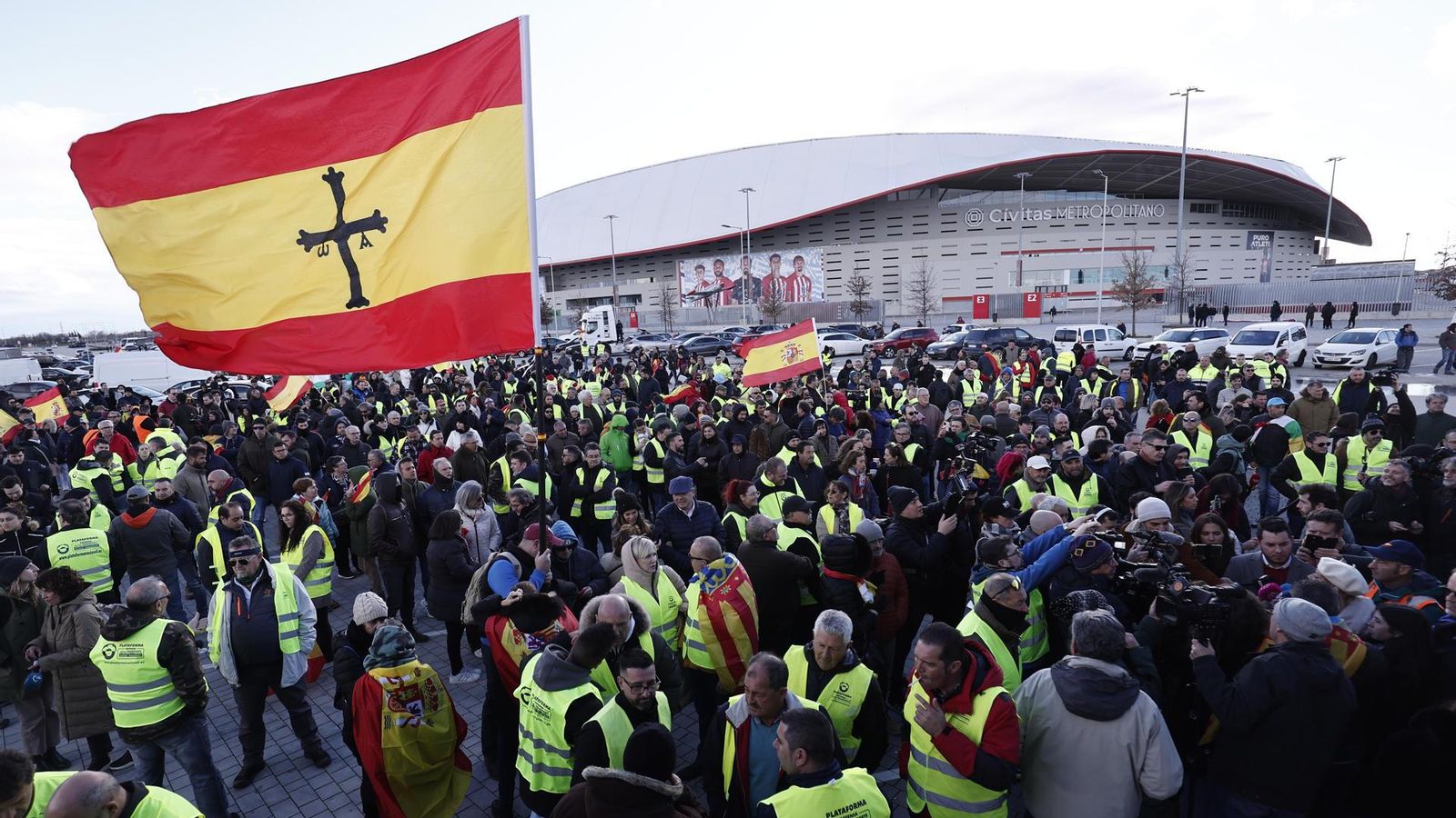 Un grup d'agricultors talla l'AP-7 a Los Alcázares (Múrcia) a l'espera de si finalment s'executa l'acció sobre Madrid anunciada per la plataforma 6F