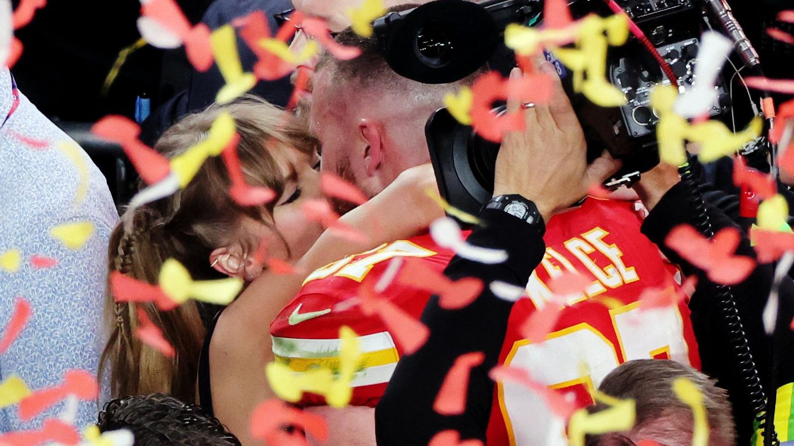 Taylor Swift celebra la victòria dels Chiefs amb el nóvio, el jugador Travis Kelce Taylor Swift celebra la victòria dels Chiefs amb el nóvio, el jugador Travis Kelce