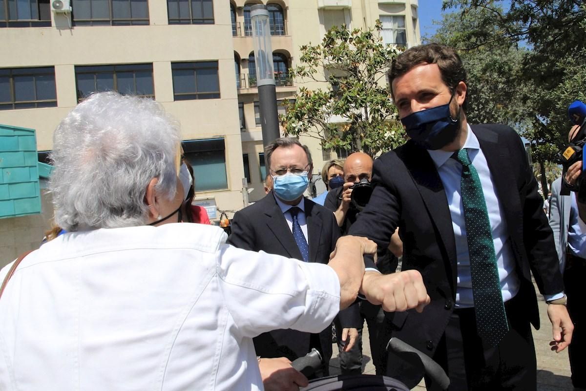 Una ciutadana saluda el líder del PP, Pablo Casado, durant la visita a Ceuta Una ciutadana saluda el líder del PP Pablo Casado durant la visita a Ceuta