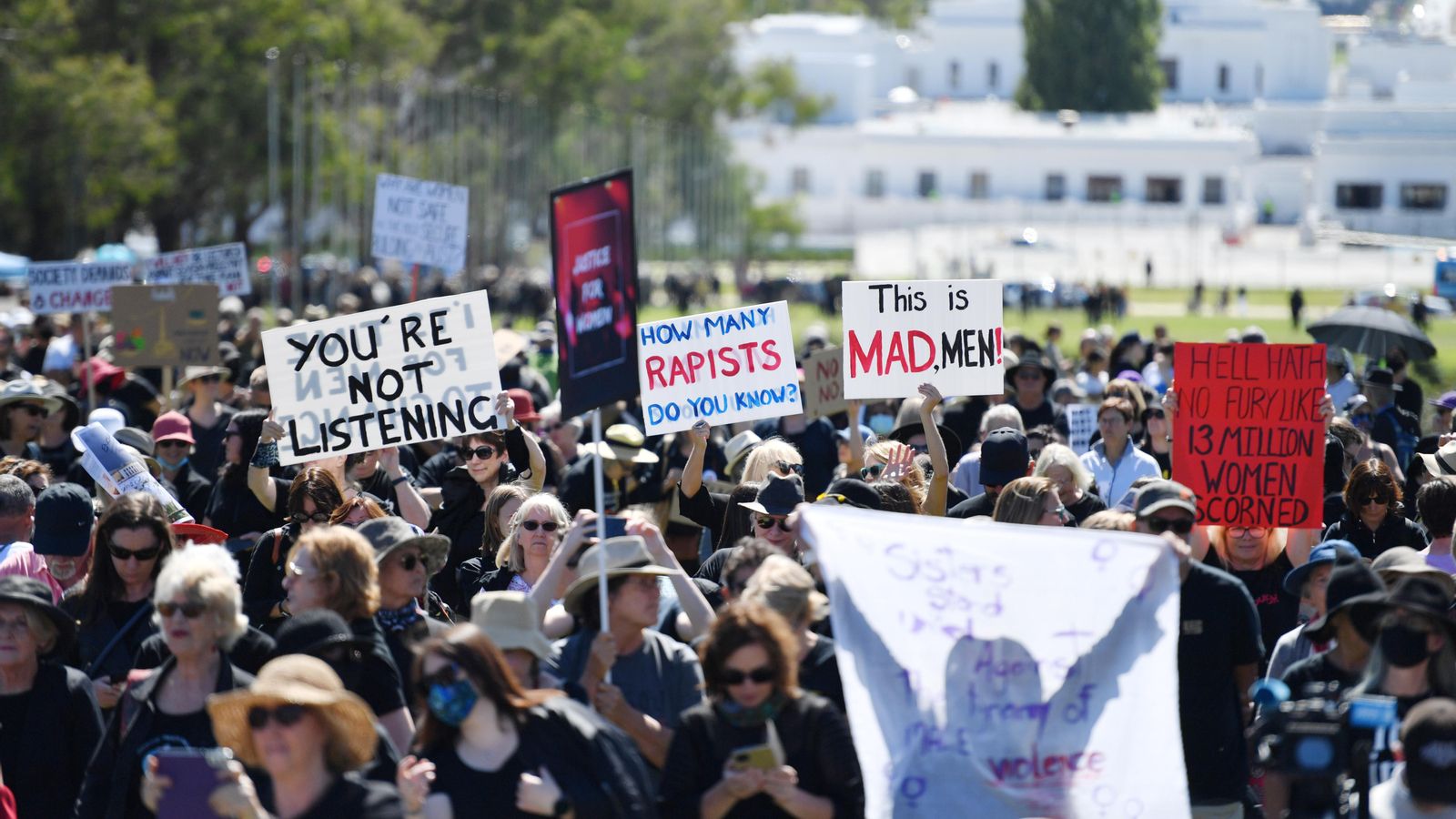 Milers de dones eixiren al carrer el 15 de març a Canberra (Austràlia) per a protestar per la gestió del govern davant la proliferació de denúncies d'abús sexual