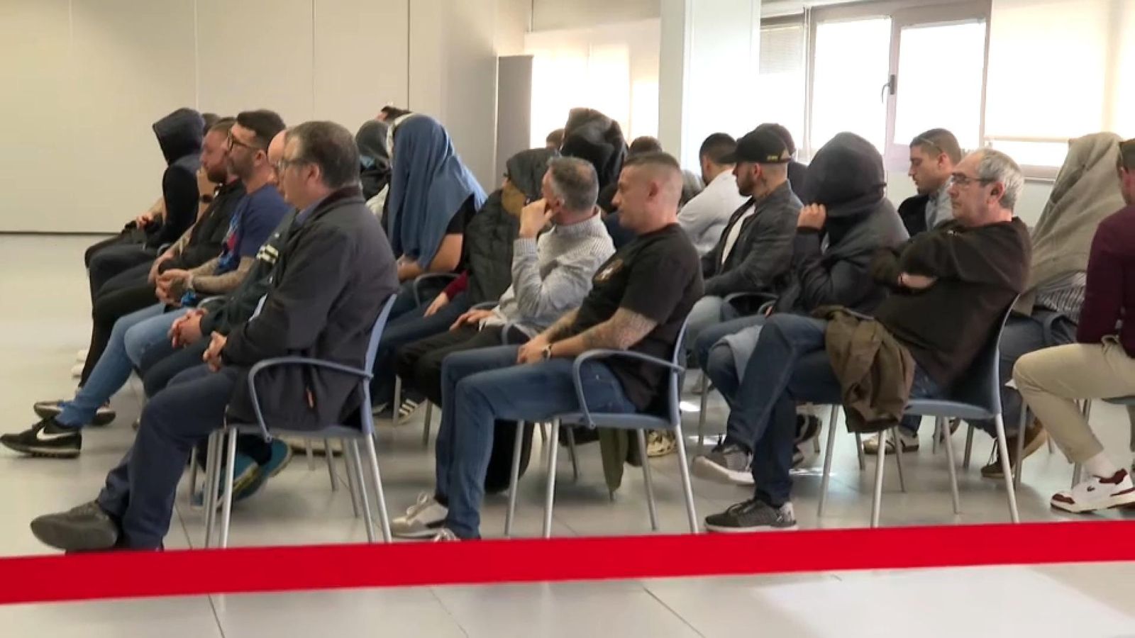 En imatge, els acusats per les agressions contra la marxa cívica del Nou d'Octubre al jutjat