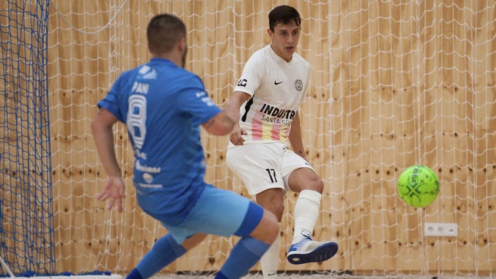 Paniagua, número 8 del Peníscola, li disputa el baló a Corso