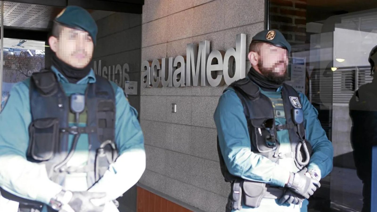 Dos agents de la Guàrdia Civil custodien la seu d'Acuamed en una imatge d'arxiu