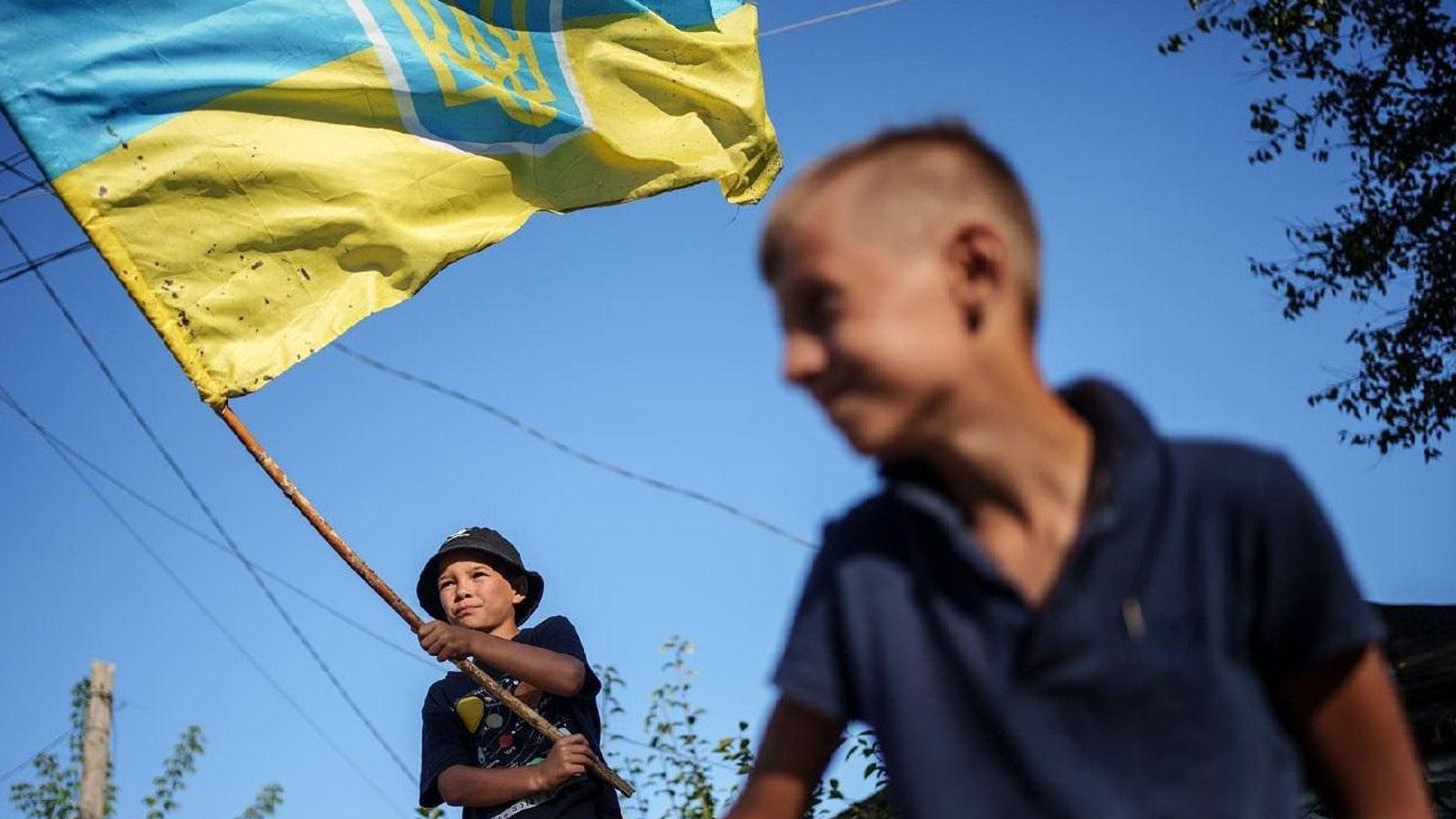 Dos xiquets onegen una bandera ucraïnesa