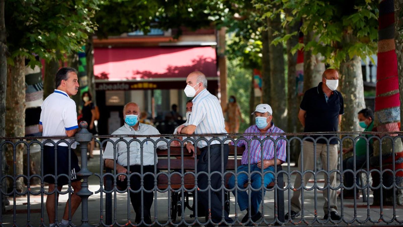 Un grup de veïns d'Ordizia, on hi ha actiu un dels rebrots de coronavirus