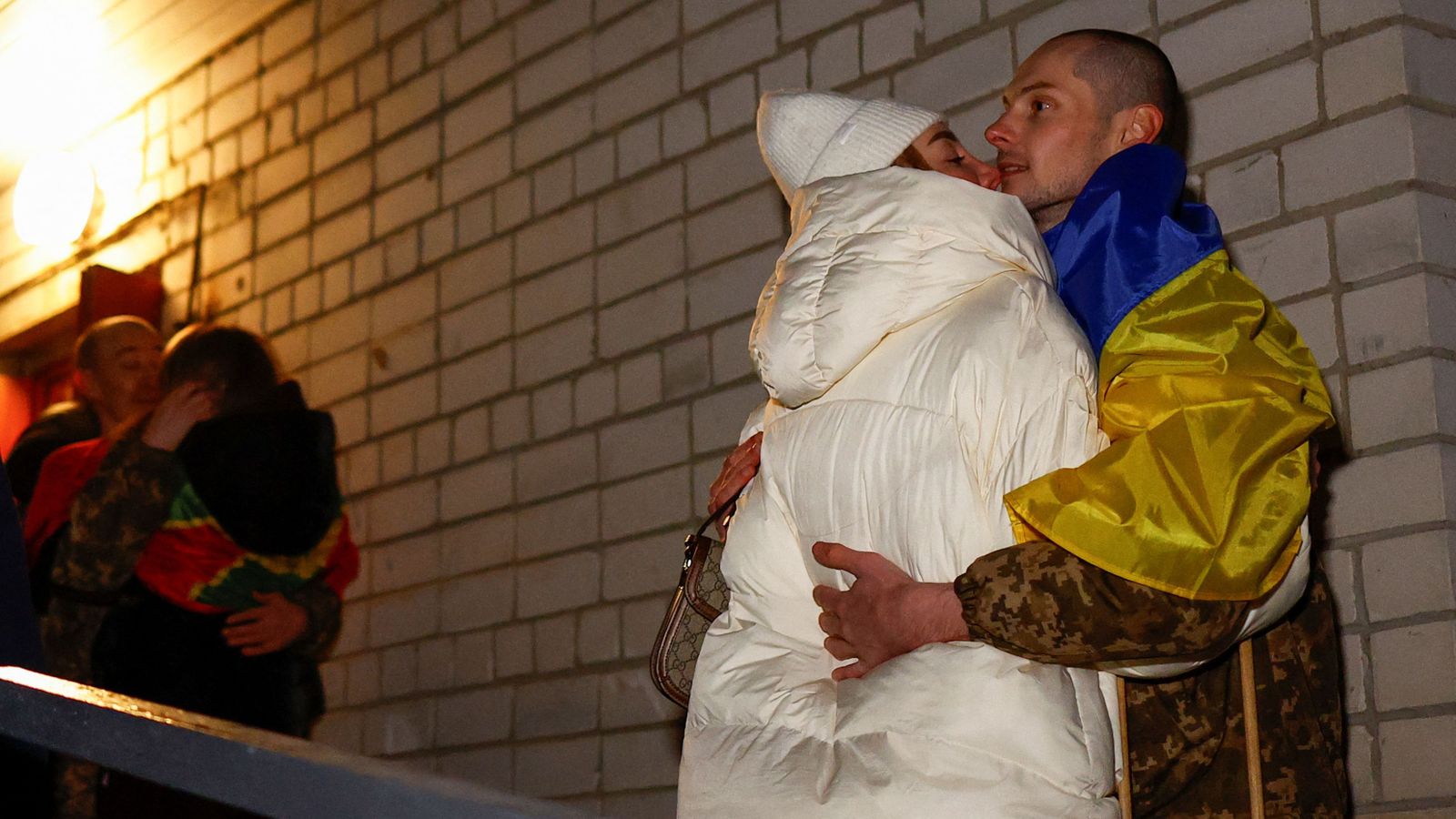 Imatge del retrobament d'alguns militars ucraïnesos alliberats amb les parelles