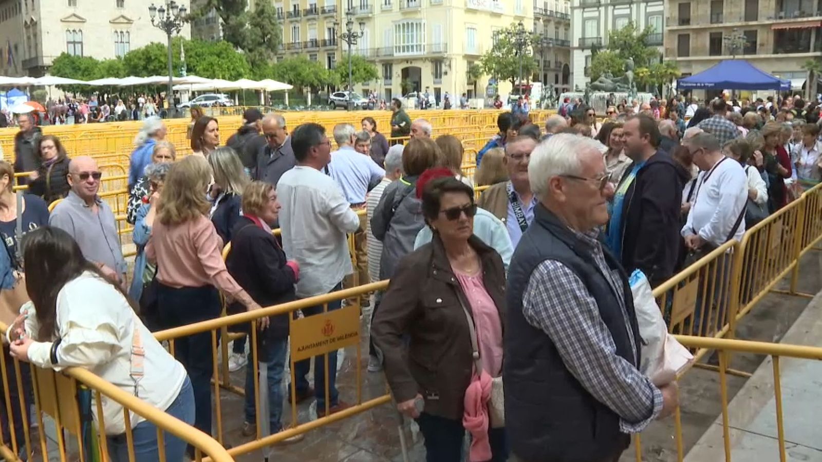 Cua que es formava, aquest dimarts de matí, a la plaça de la Mare de Déu per a accedir a la basílica