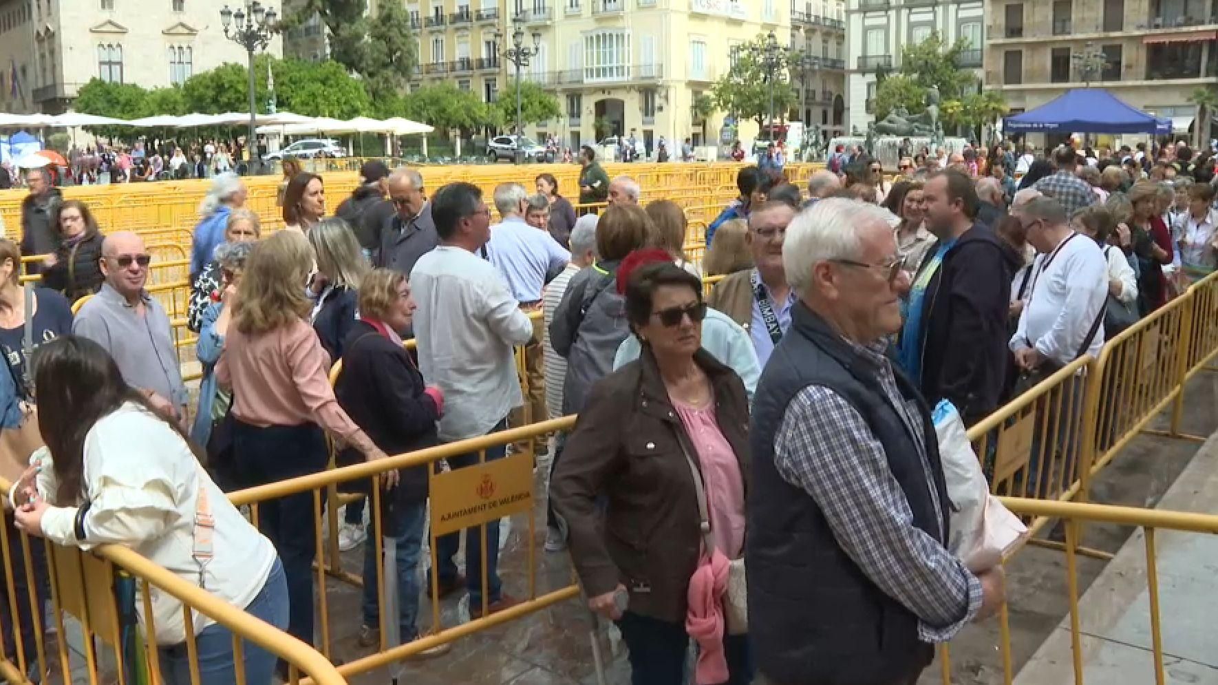 Cua que es formava, aquest dimarts de matí, a la plaça de la Mare de Déu per a accedir a la basílica Cua que es formava, aquest dimarts de matí, a la plaça de la Mare de Déu per a accedir a la basílica