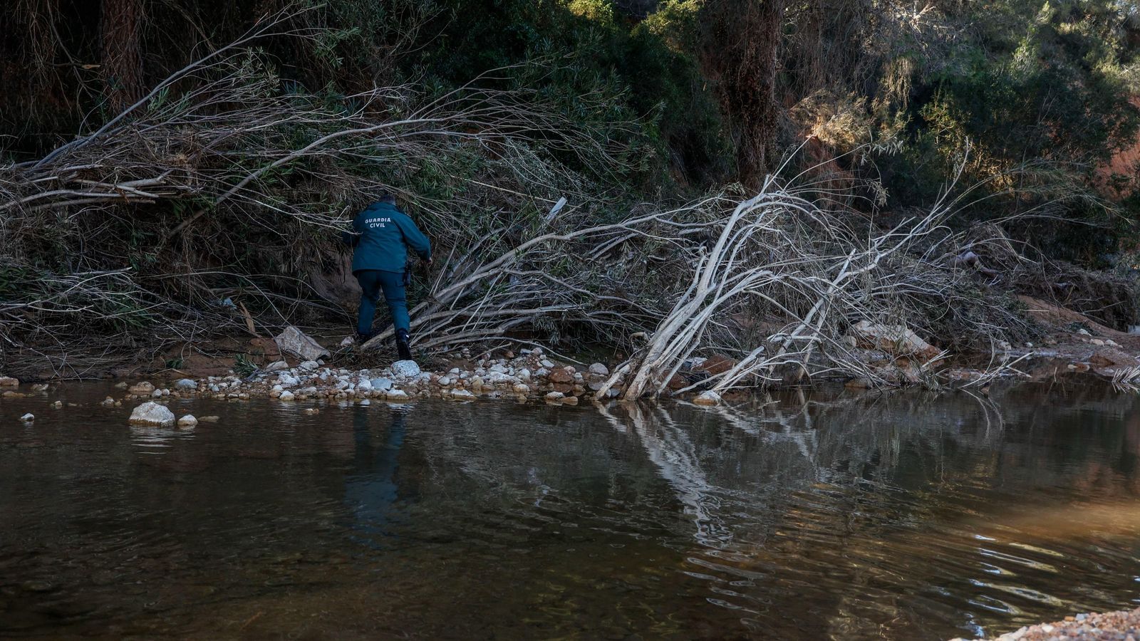 Un Guàrdia Civil cerca a Pedralba una de les persones desaparegudes en la dana