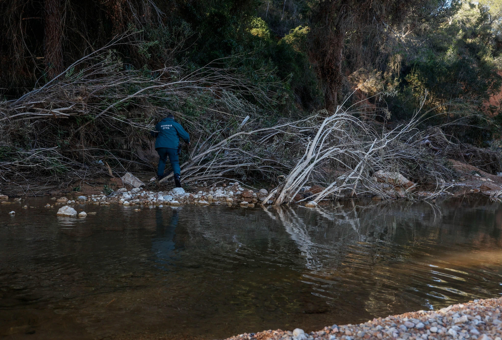 Un Guàrdia Civil cerca a Pedralba una de les persones desaparegudes en la dana