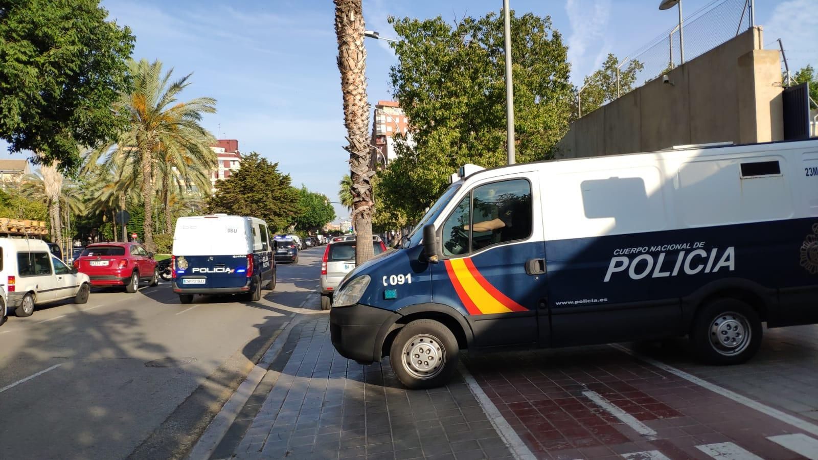 La Policia Nacional trasllada al detingut a la Ciutat de la Justícia