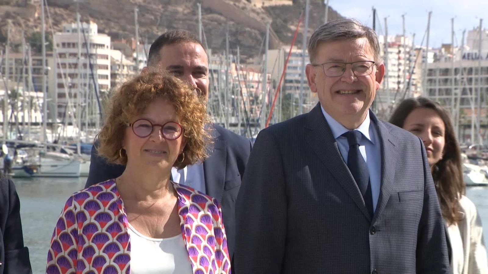 El president i candidat a la reelecció a la presidència de la Generalitat pel PSPV, Ximo Puig, posa amb la cap de llista per Alacant Josefina Bueno