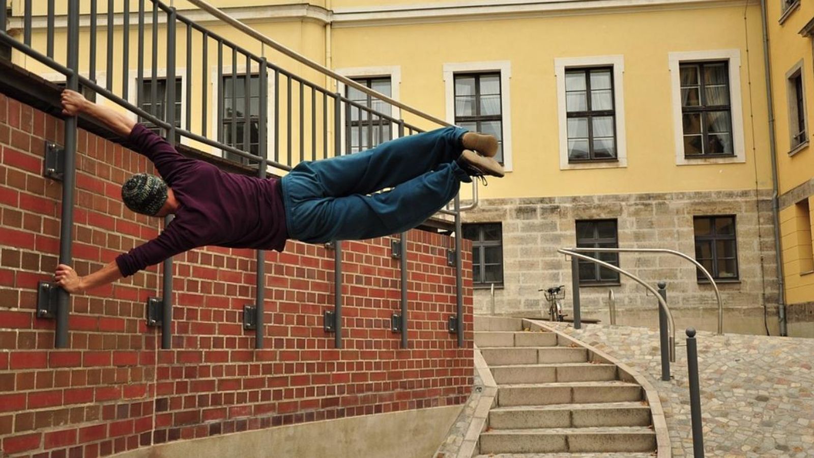 El parkour és una disciplina que consisteix a desplaçar-se pel mobiliari urbà superant obstacles