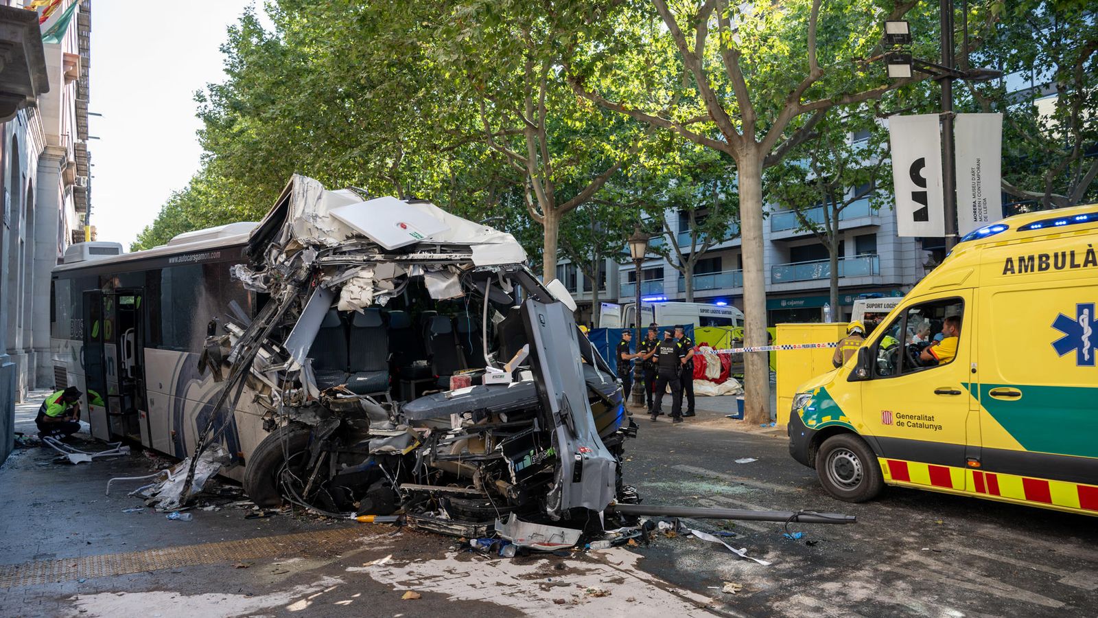 L'autocar sinistrat a Lleida este dimecres, completament destrossat