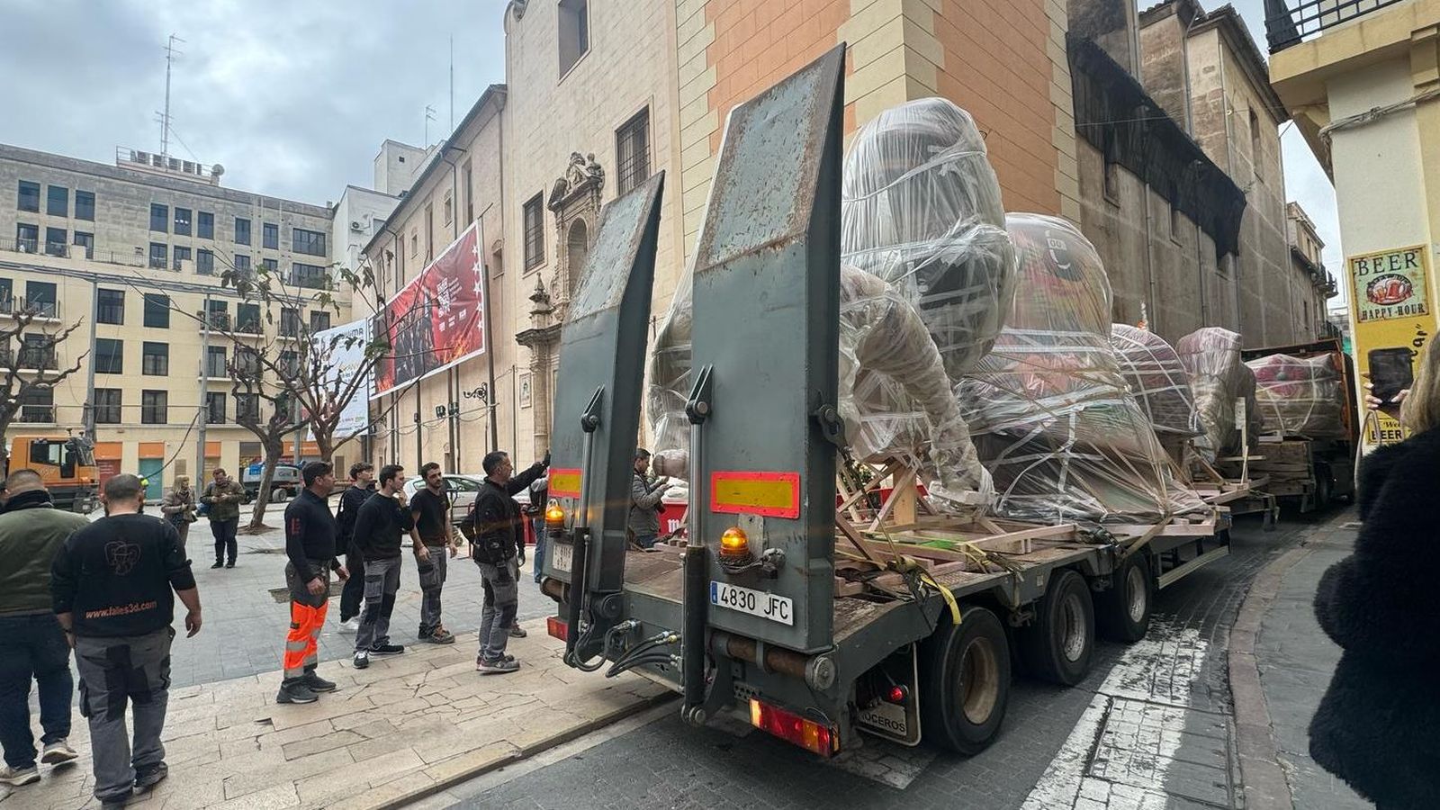 Les primeres peces del Pilar de València arriben a la plaça on es plantaran d'ací a uns die