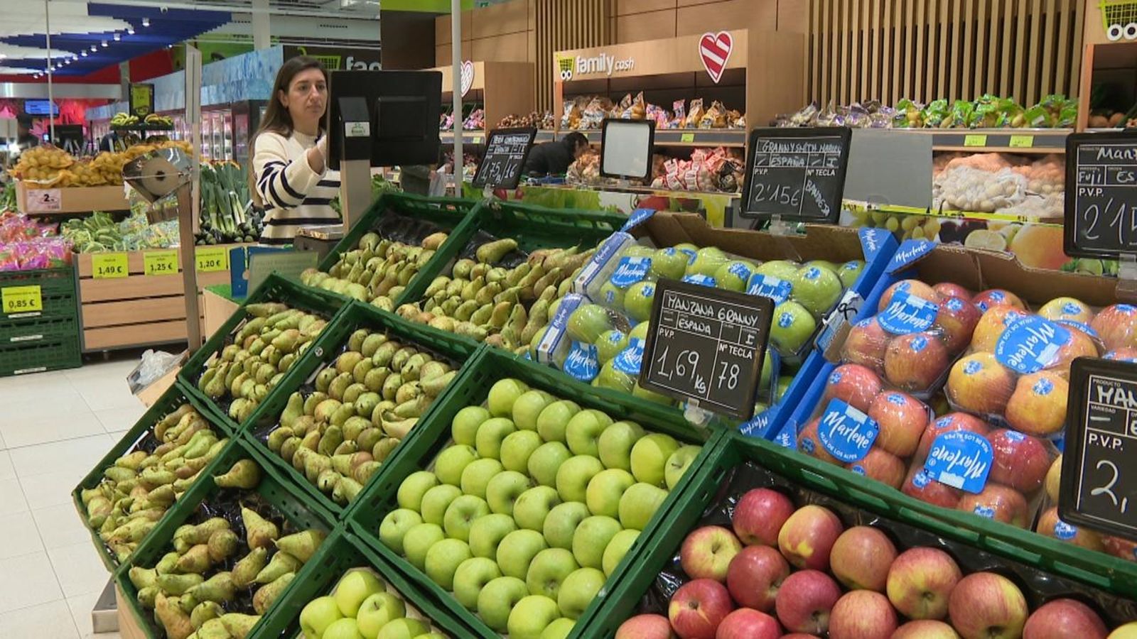 Una imatge d'arxiu d'una fruiteria dins d'un supermercat Comprar de manera saludable i econòmica és possible
