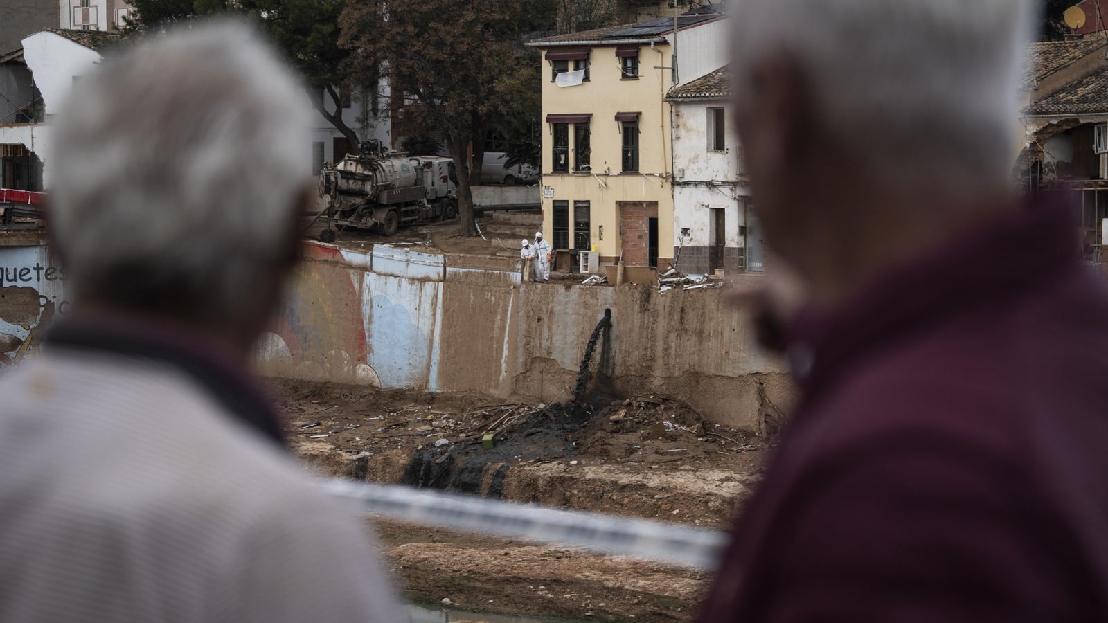 Dos persones contemplen una vivenda afectada per la DANA a Picanya, a l'Horta Sud