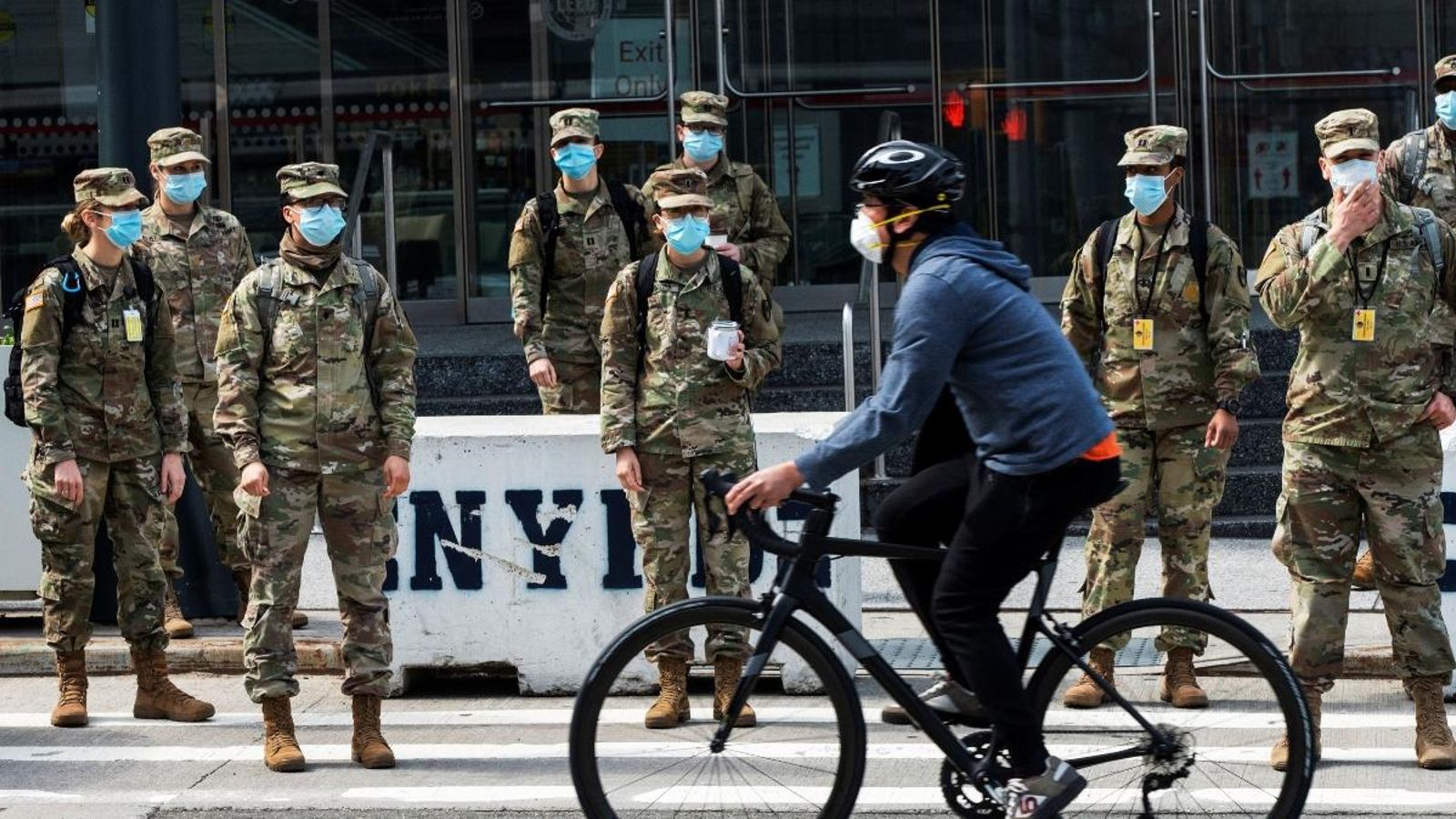 Membres de la Guàrdia Nacional a Manhattan, Nova York, aquest diumenge