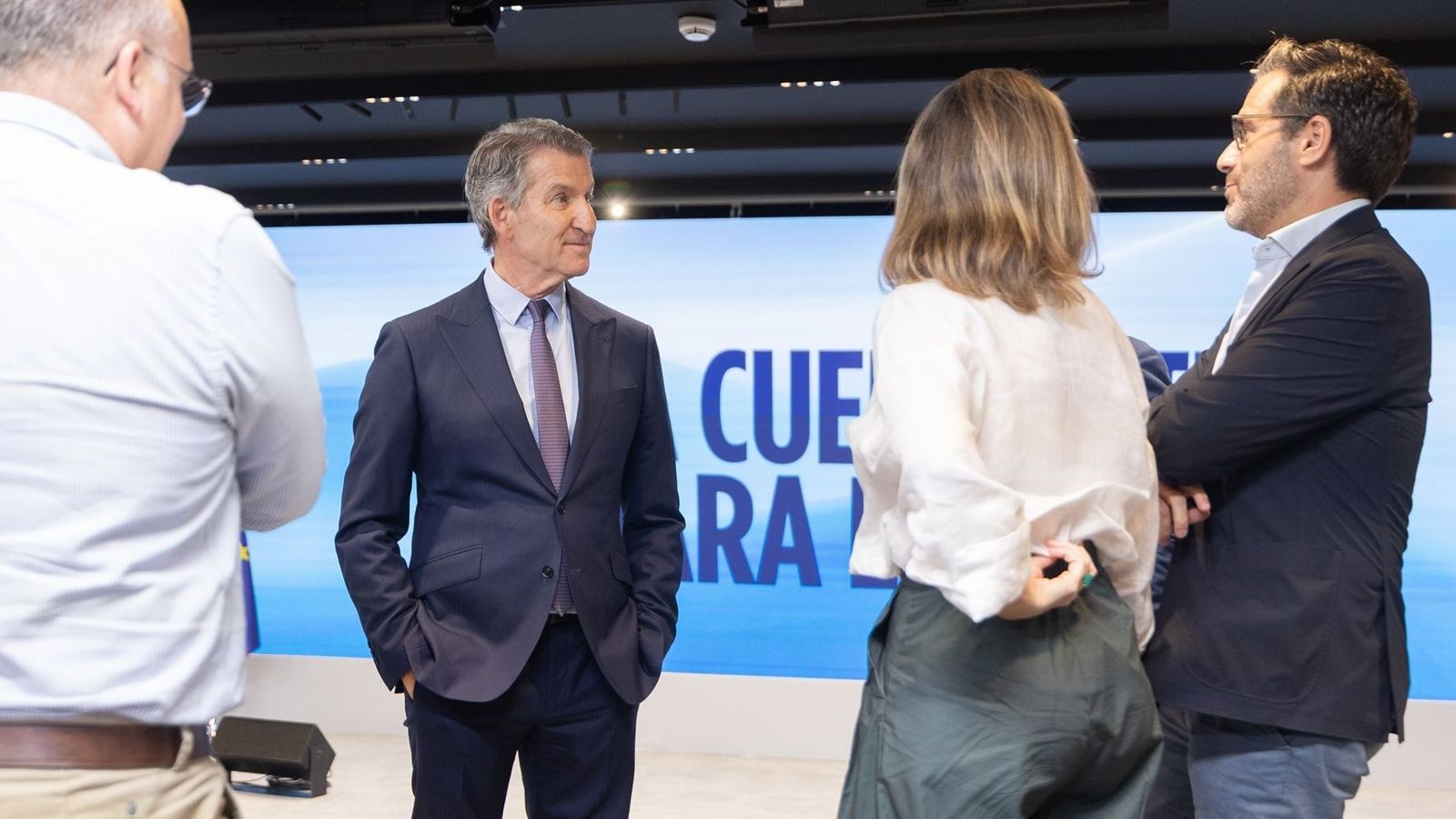 Feijóo, envoltat per membres de la cúpula del PP