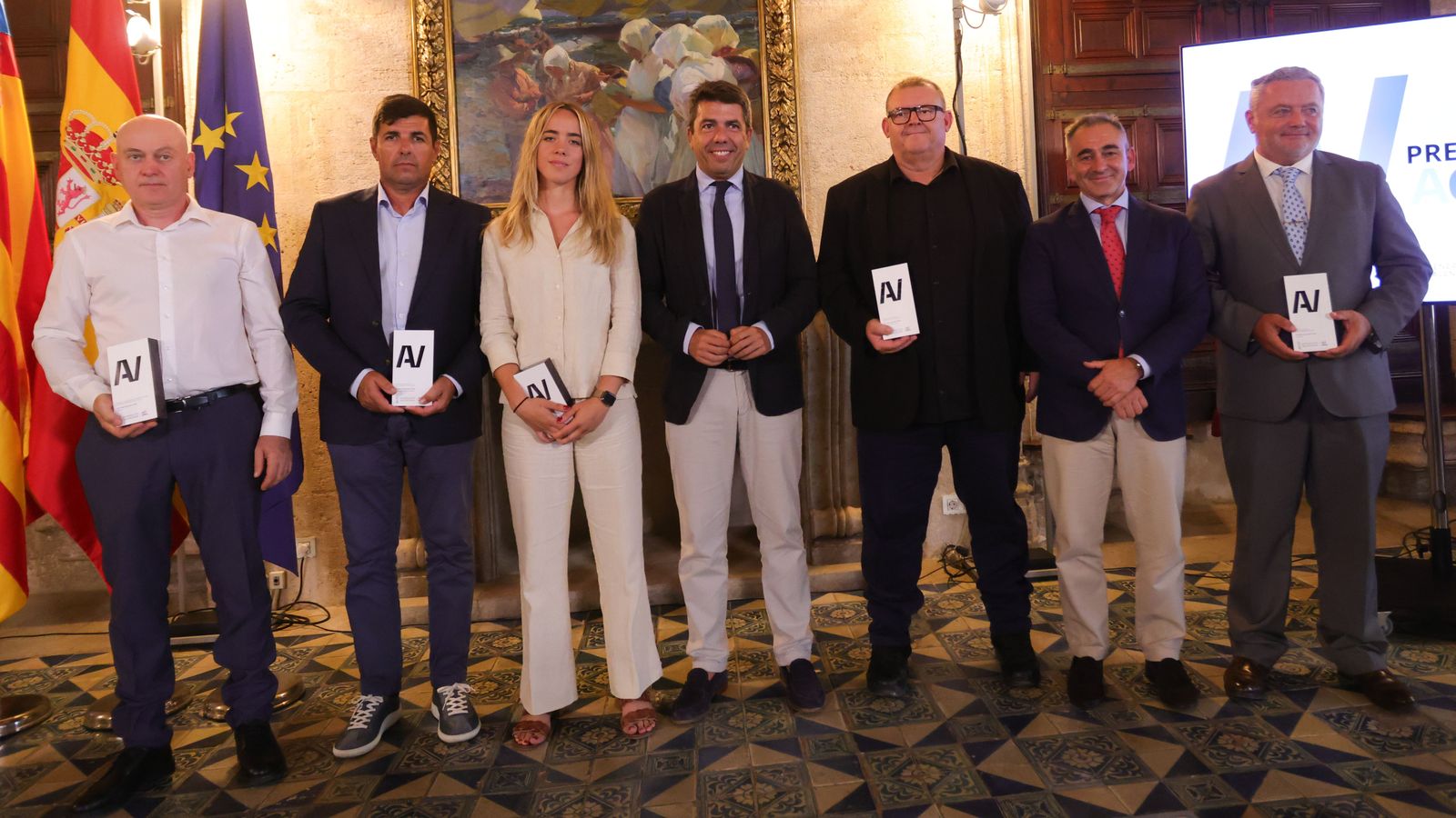 Els guardonats amb la primera edició dels premis Agrovalor, en finalitzar l'acte, junt al president de la Generalitat