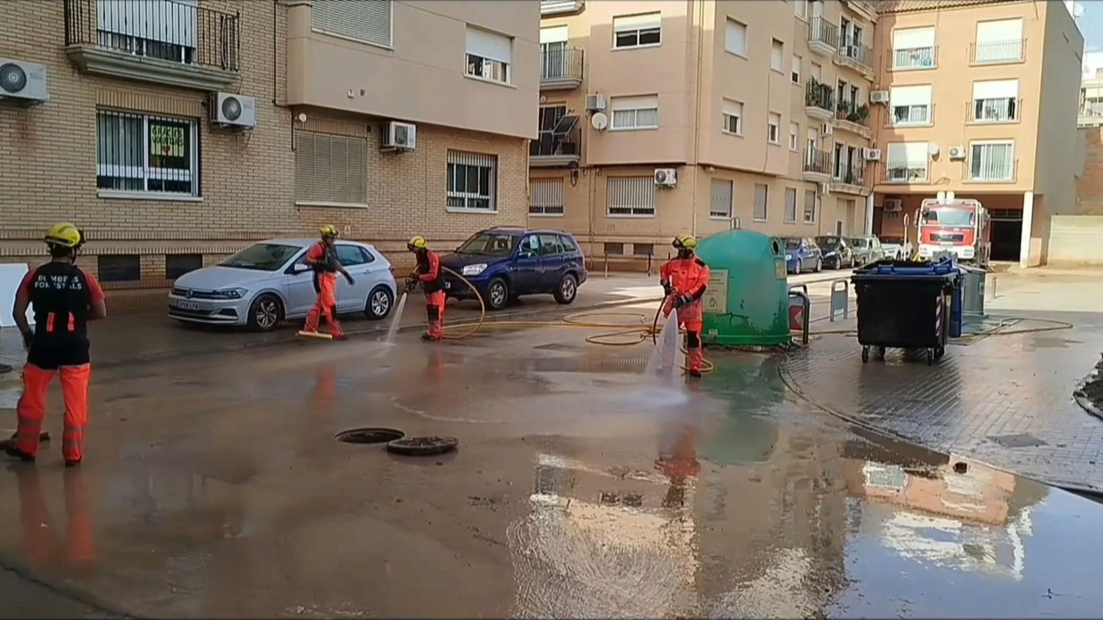 Bombers forestals de la Generalitat ajuden en la recuperació de la DANA