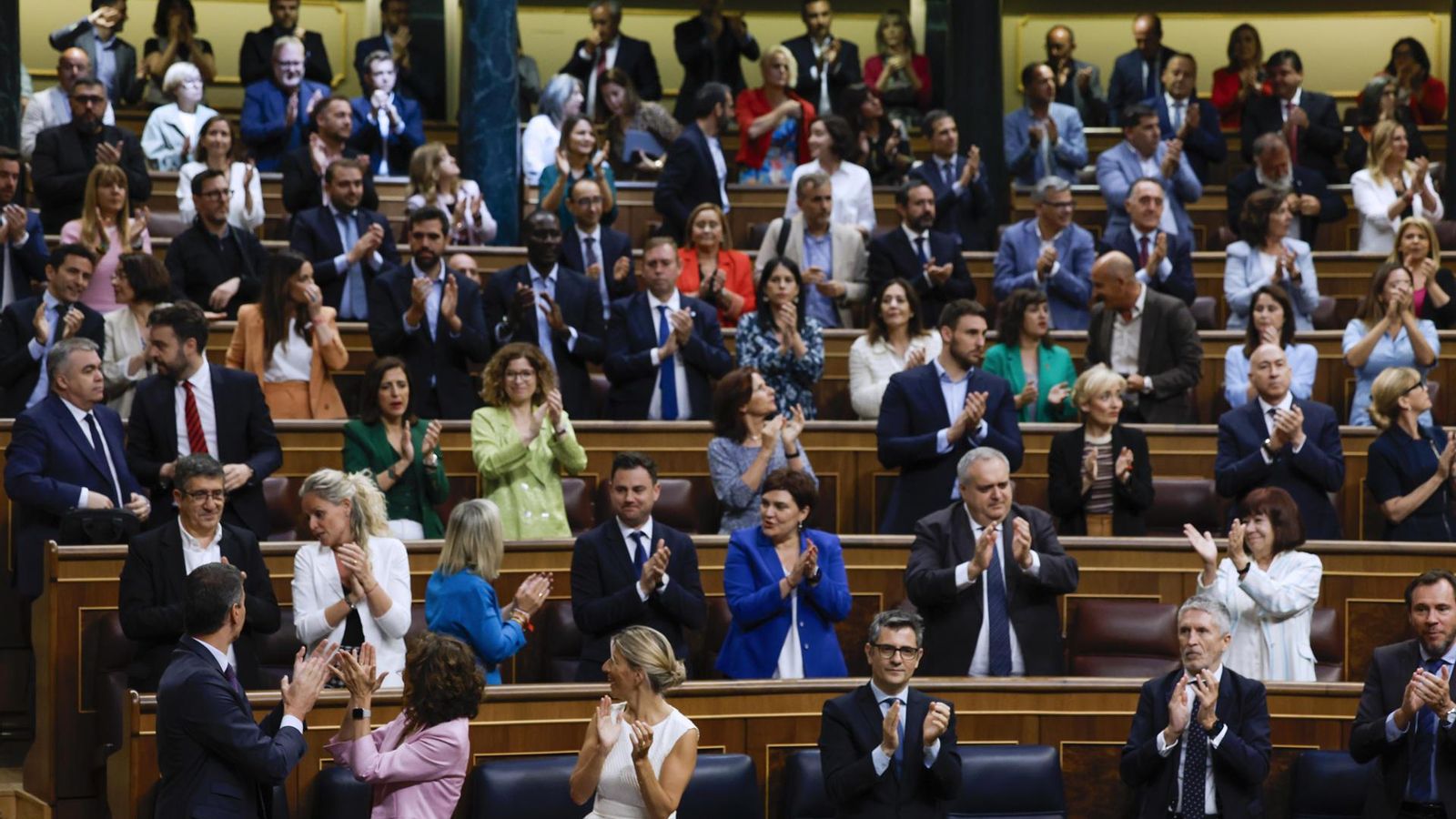 La bancada socialista del Congrés celebra l'aprovació de la llei d'amnistia
