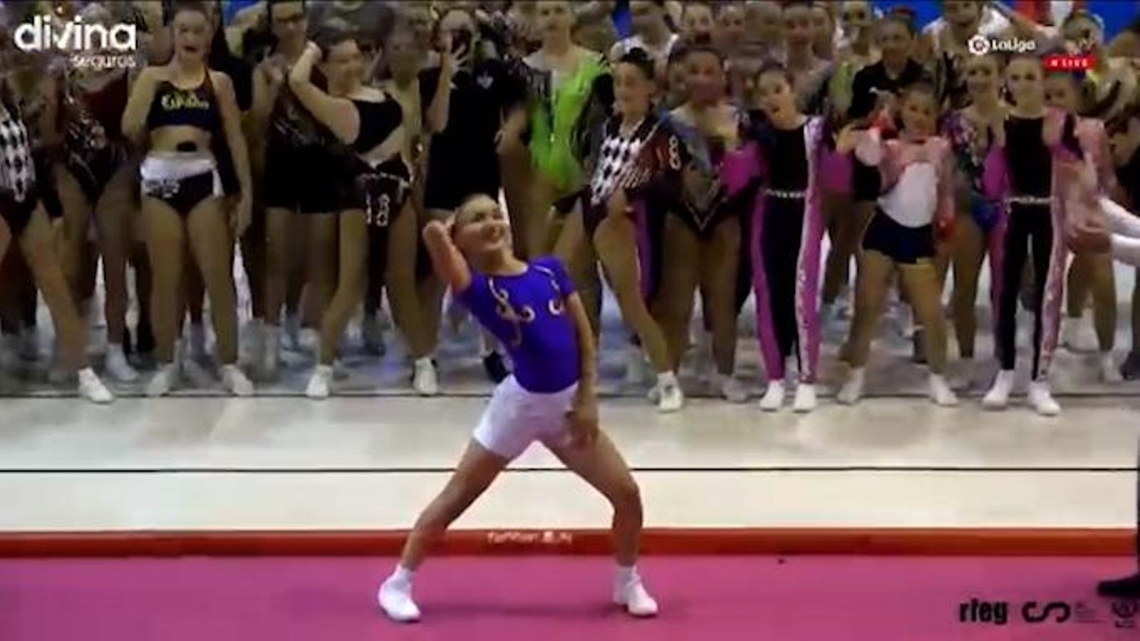 Eduardo durant el ball que s'ha fet viral