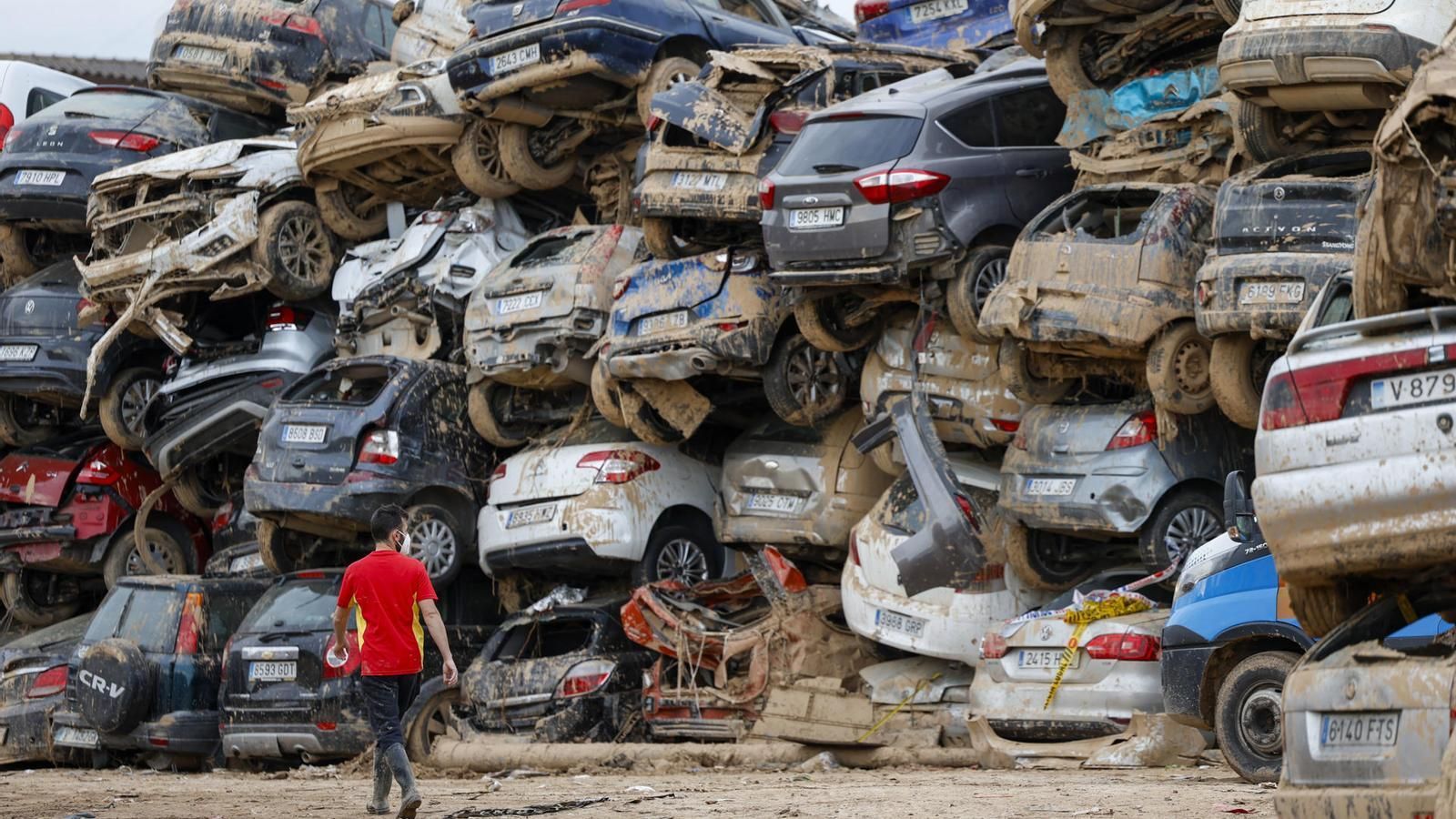 Vehicles amuntegats en un descampat a Paiporta